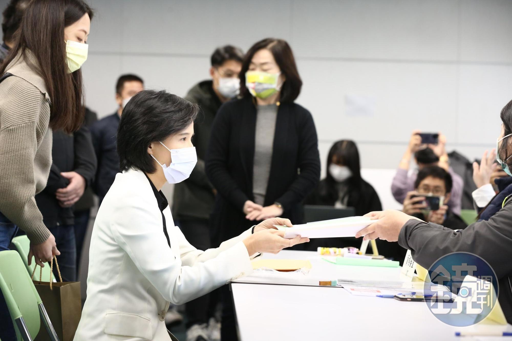 鄭麗君今天幫忙賴清德代為登記民進黨主席補選。