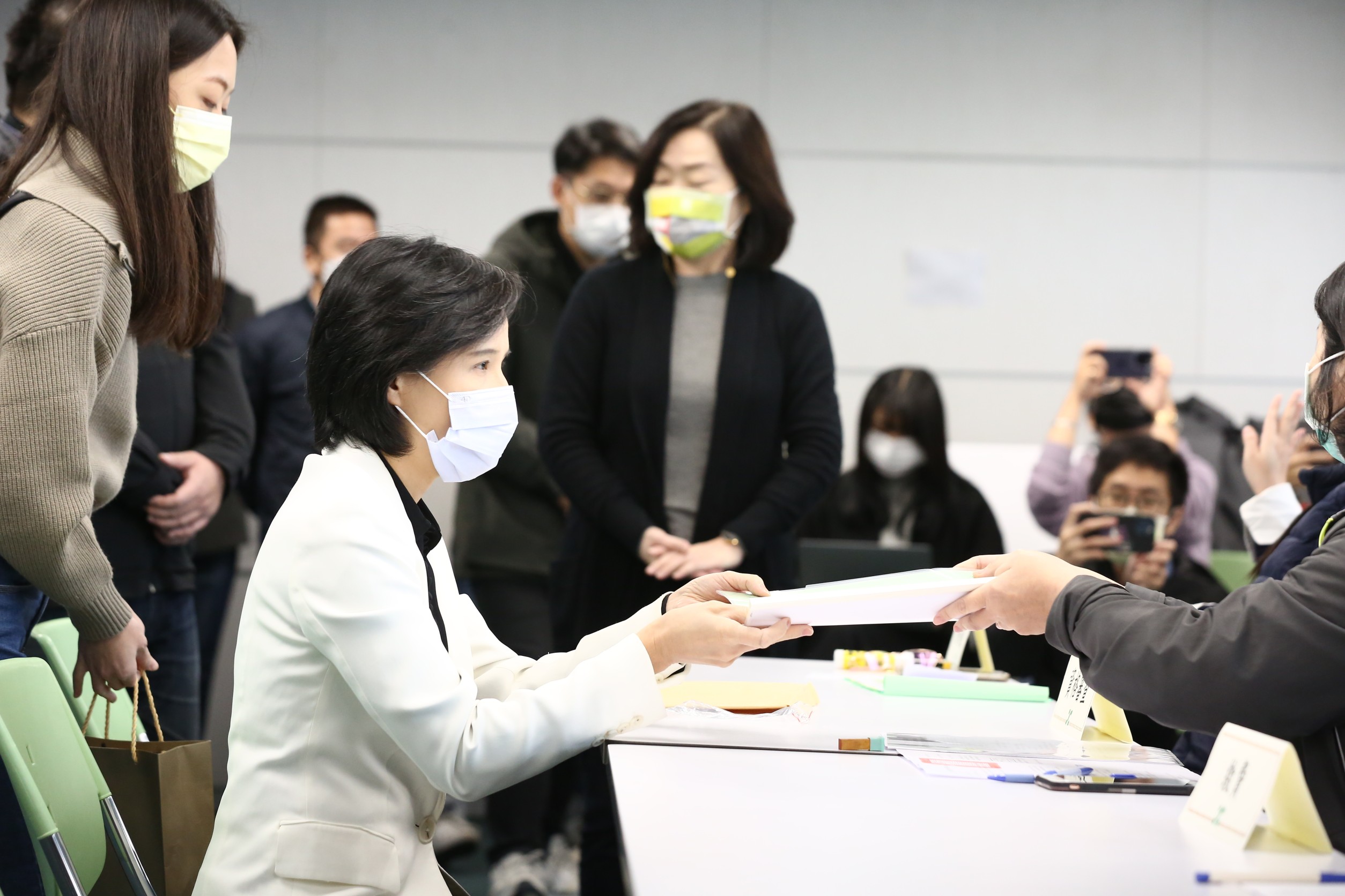 鄭麗君今天幫忙賴清德代為登記民進黨主席補選。
