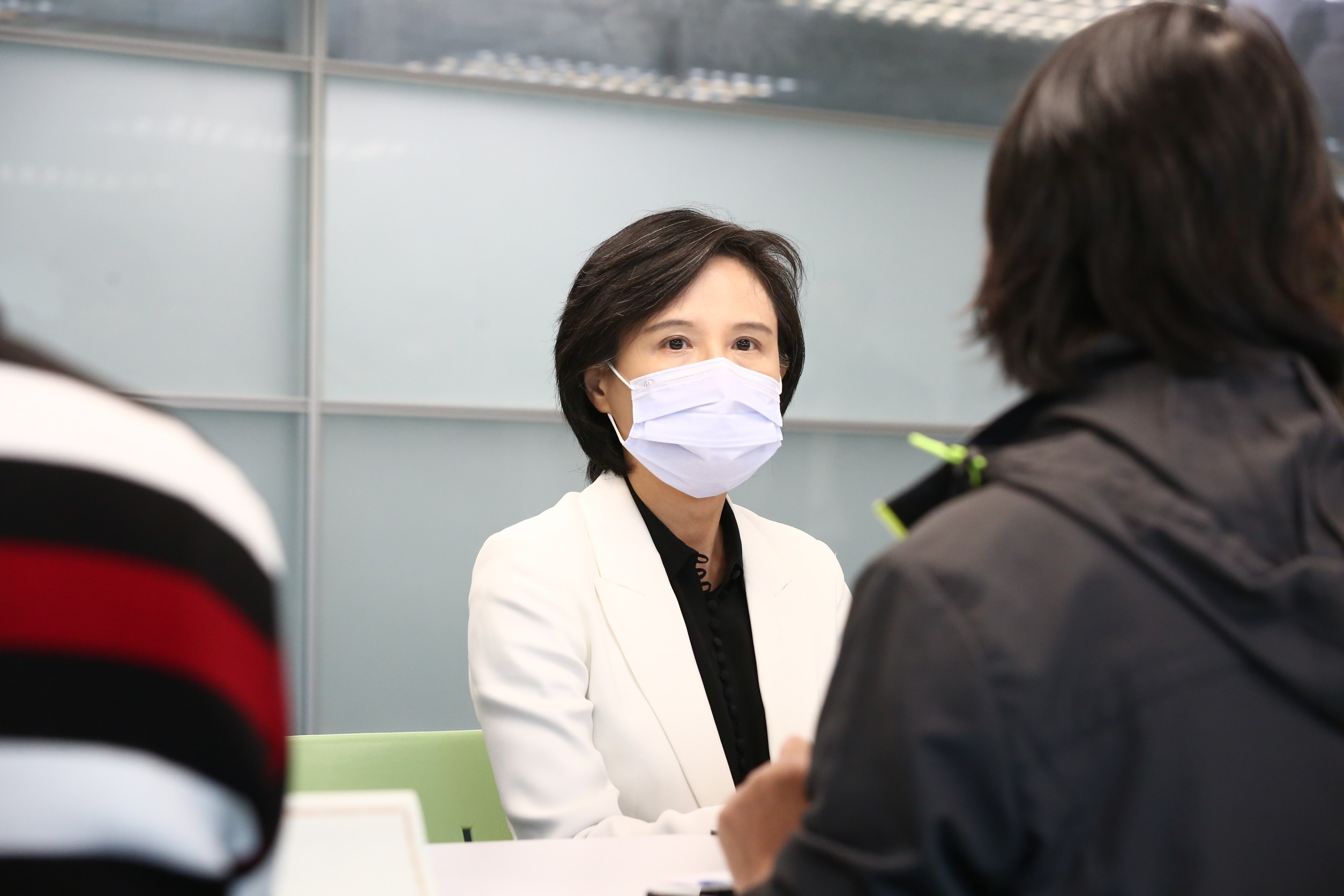 媒體提問是否有機會與賴清德搭檔2024，鄭麗君笑笑回應，認為此問題問得太遠了，「我個人是沒有參與選舉的規劃」。