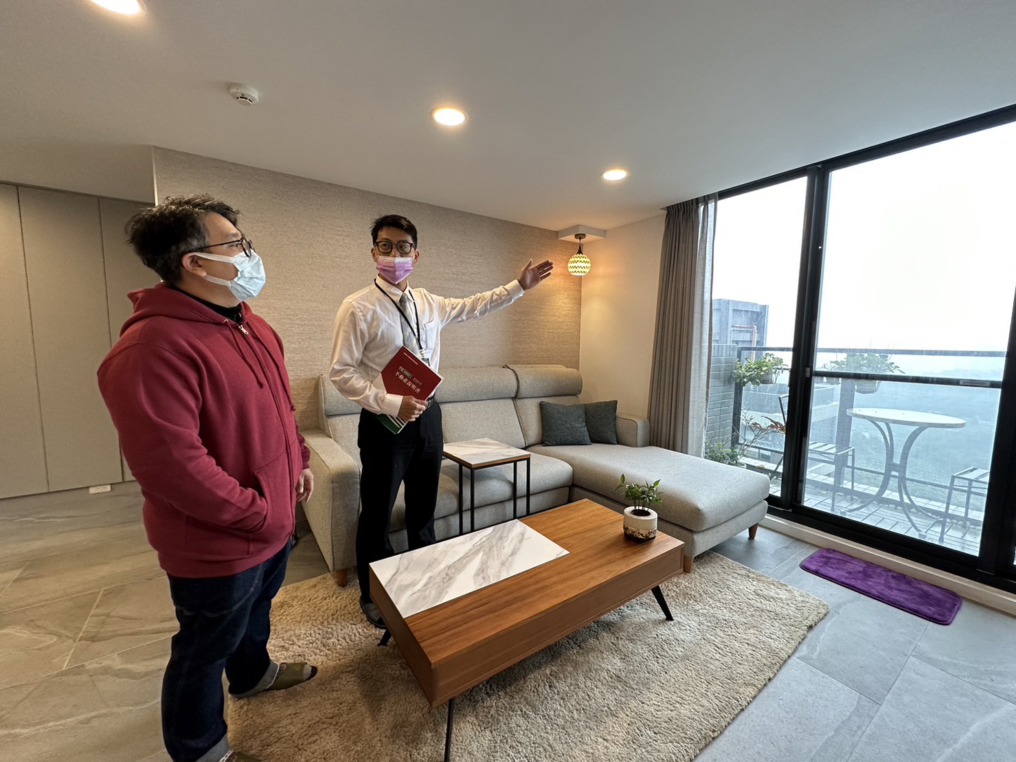 採光充足的大陽台與舒適的客廳空間是許多民眾理想的幸福空間。(信義房屋提供)