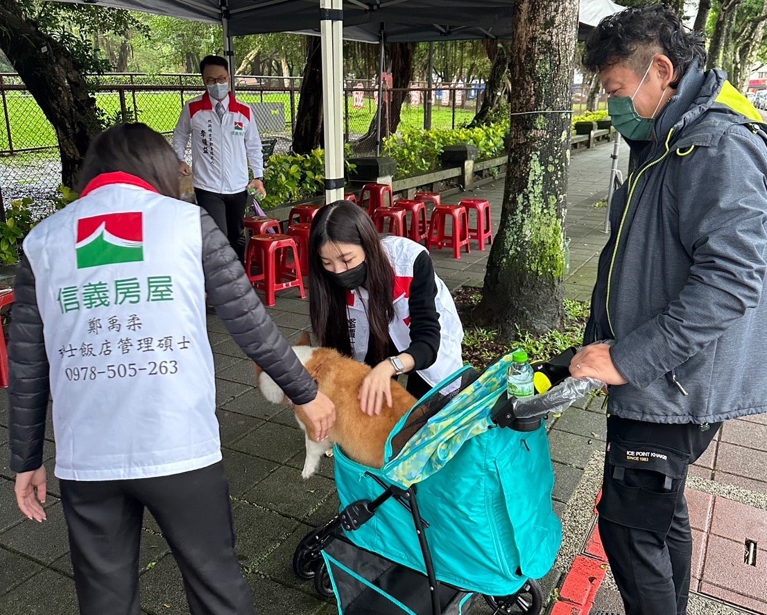 信義房屋永續門市忠孝玉成店為毛小孩注射疫苗，讓周邊居民羽毛小孩都擁有更好的生活品質。(信義房屋提供)