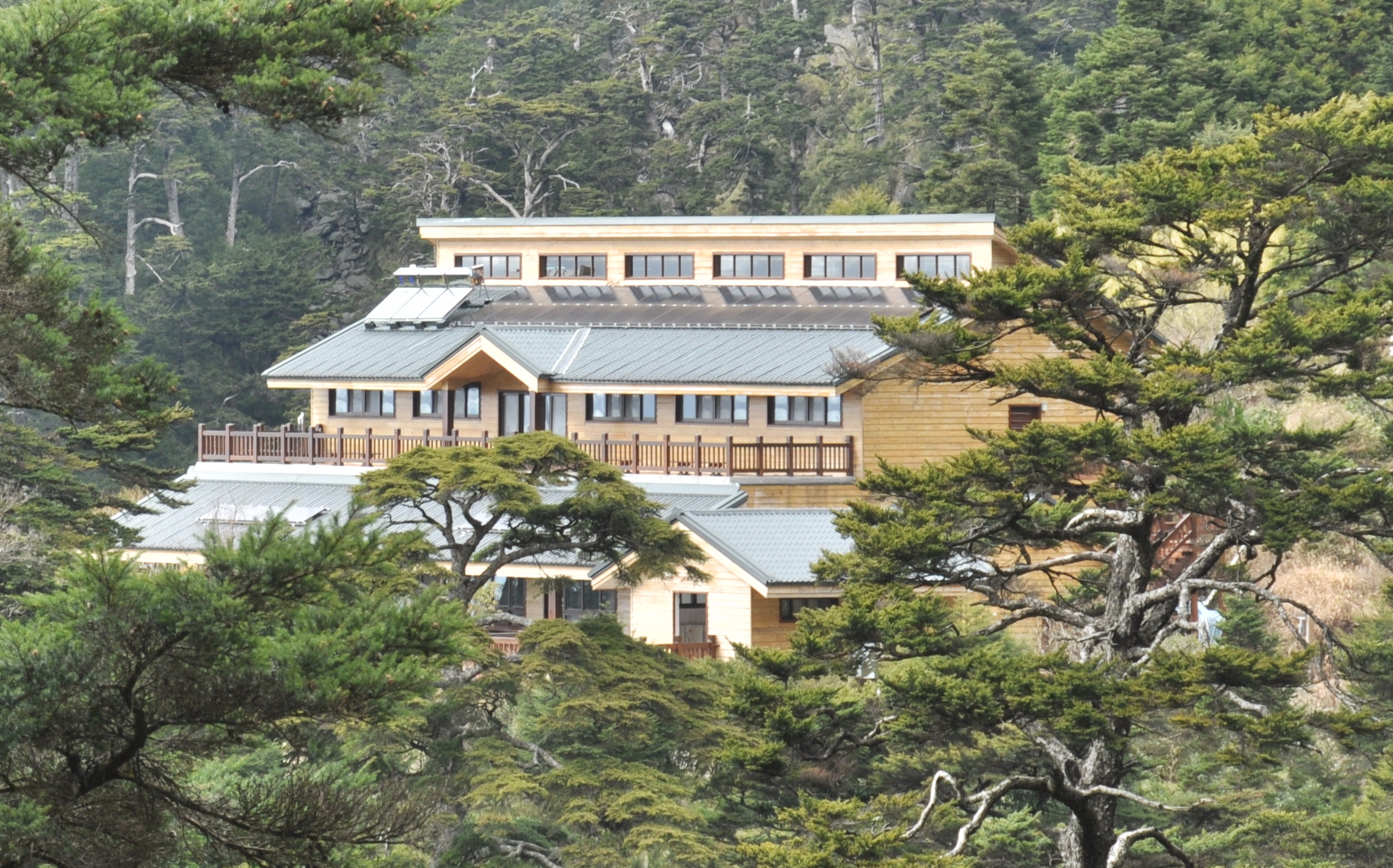 天池山莊近日疑似爆發食安問題,有山友吃了山莊提供的伙食後「邊爬邊拉」。(翻攝自天池山莊官網)