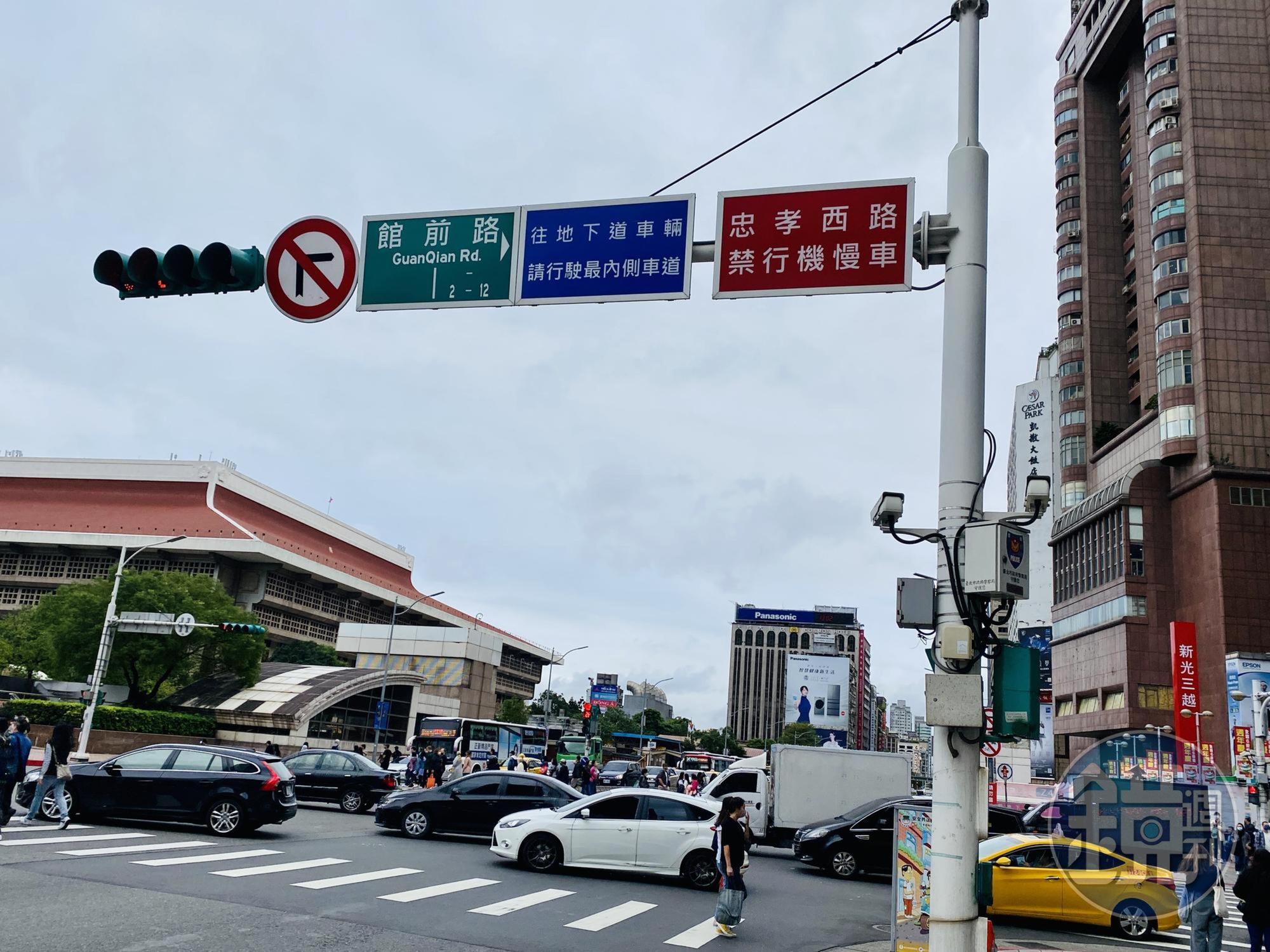 忠孝西路在台北車站前的路段44年來以公車路線密集為由,禁止機車通行。