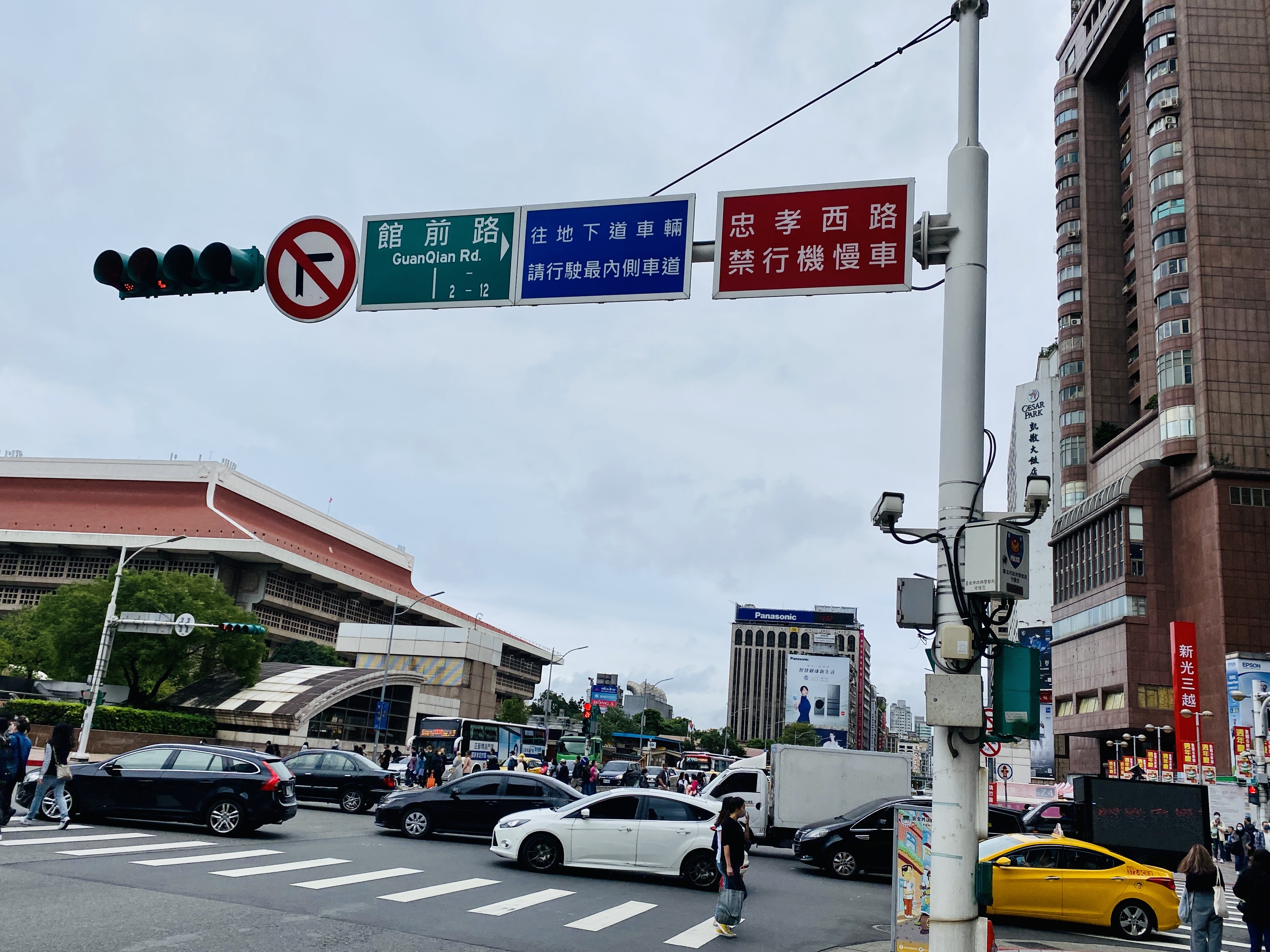 忠孝西路在台北車站前的路段44年來以公車路線密集為由，禁止機車通行。