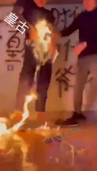 結果引發全身起火。（翻自《黑料不打烊》）