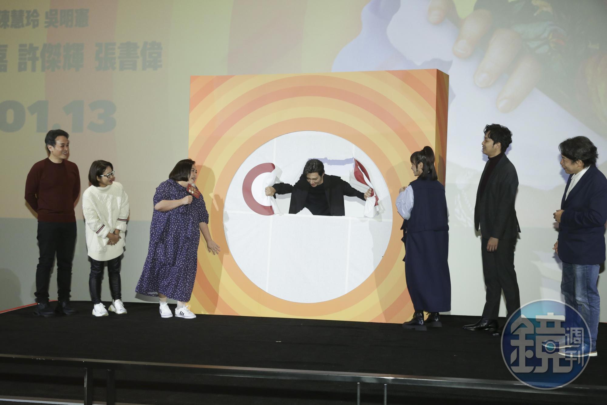 炎亞綸破紙而出,正式揭曉他就是保密已久的「神祕OO」。
