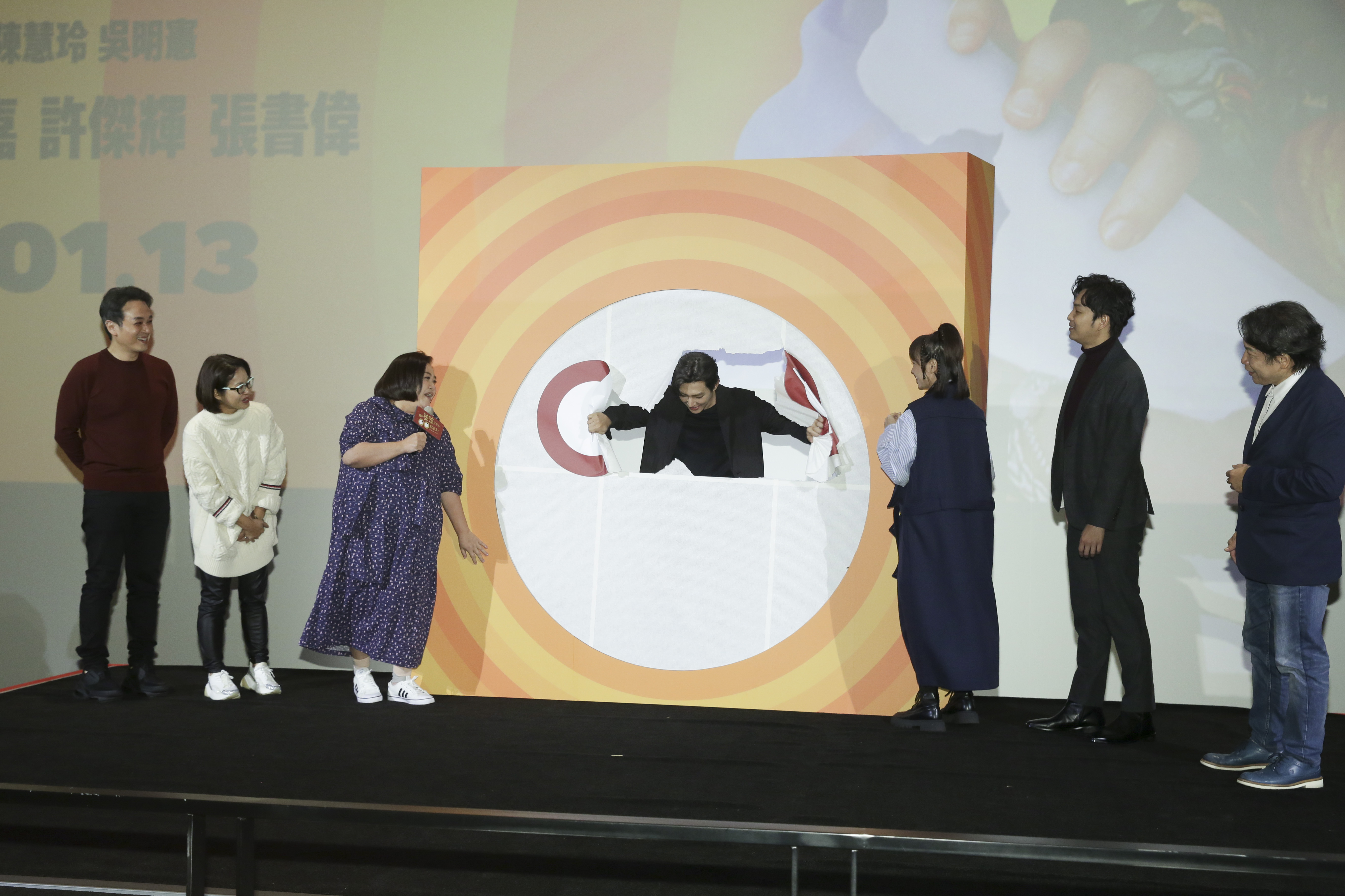 炎亞綸破紙而出，正式揭曉他就是保密已久的「神祕OO」。