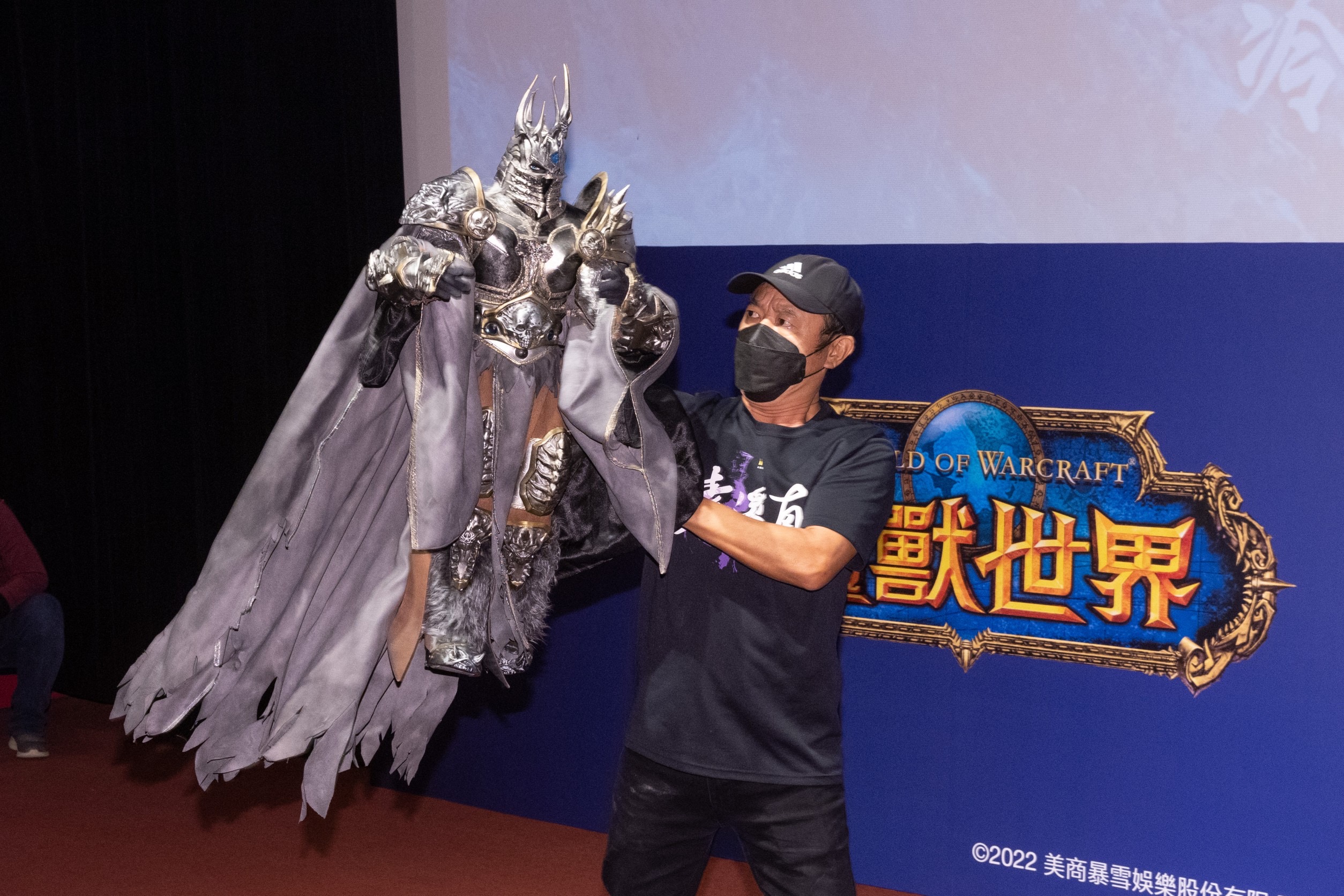 首映會由巫妖王戲偶開場，操偶師透露一尊戲偶就重達4公斤。（暴雪娛樂提供）
