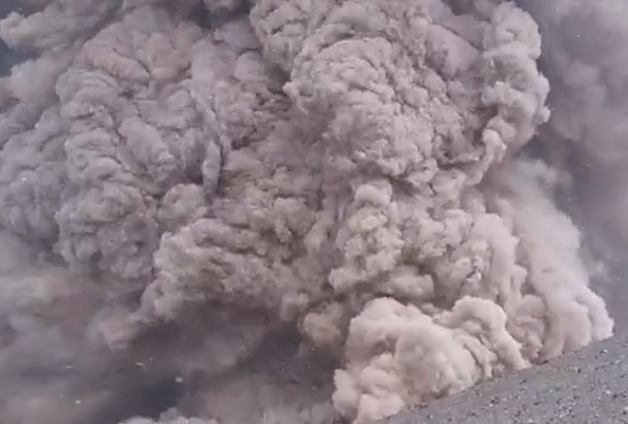 智利拉斯卡火山爆發，當時有嚮導正帶隊在火山口外圍健行，近距離拍下噴發景況。（翻攝推特@auron83591234）