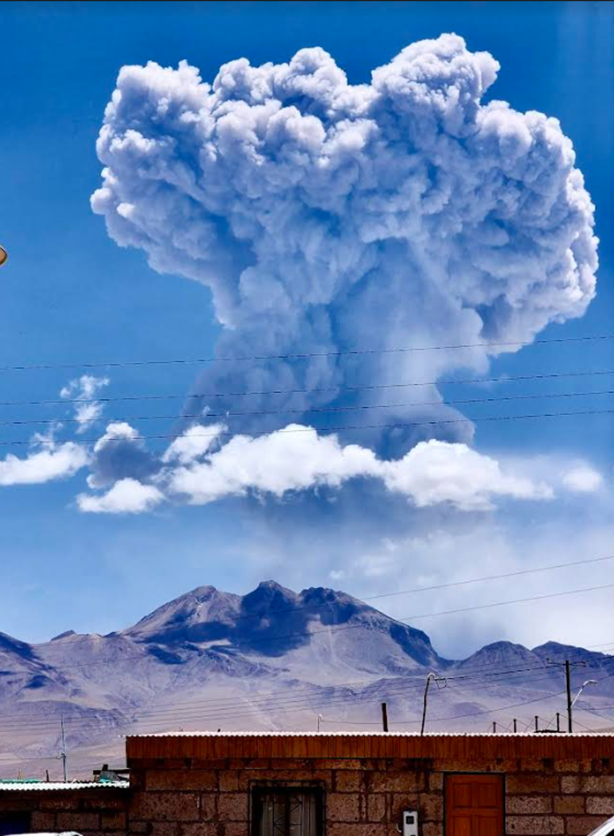 遠處拍下拉斯卡火山爆發景象，可見巨大火山灰朝天空噴發。（翻攝推特@VOLCAPSE）