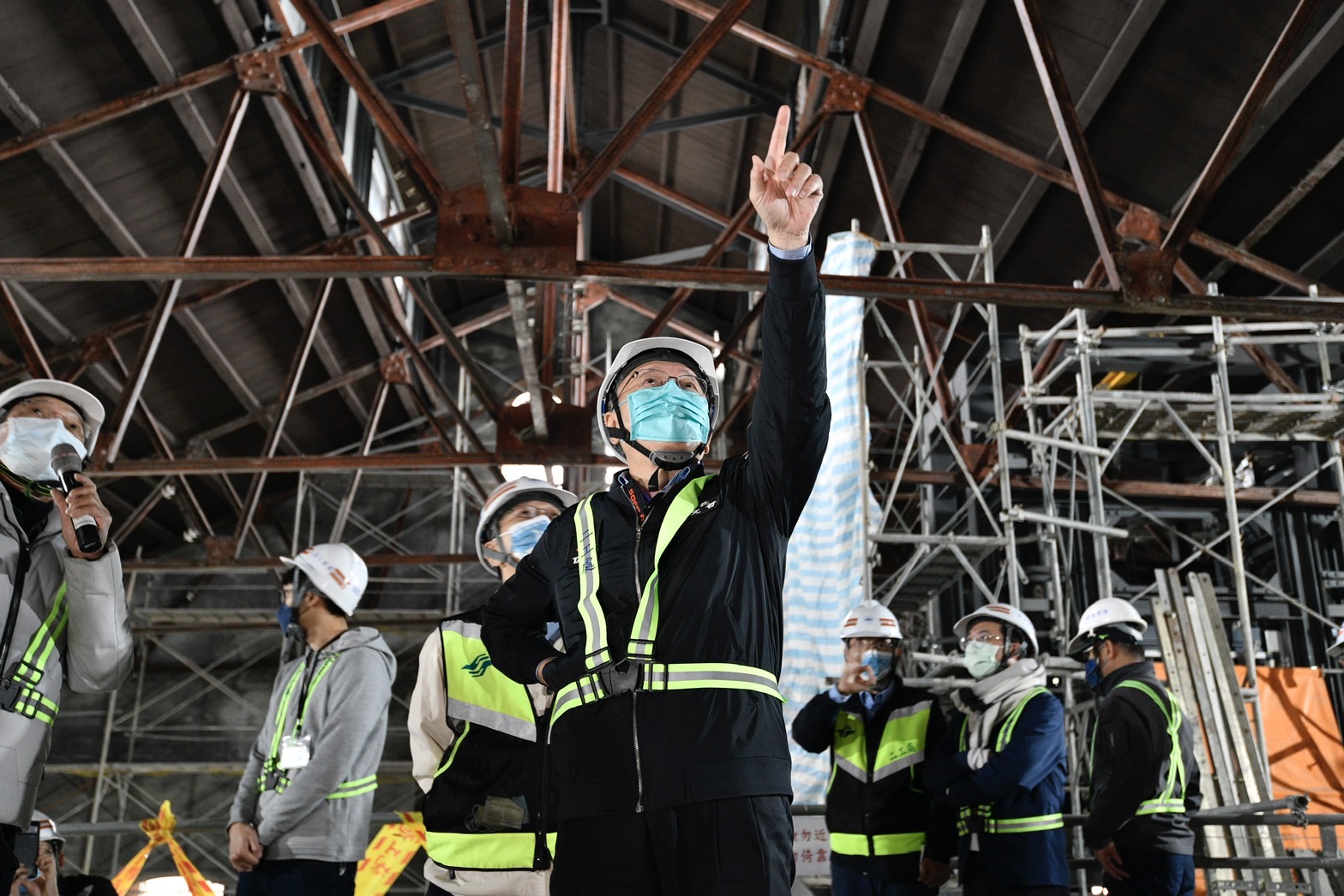 柯文哲今前往台北工場視察修復工程，他稱目前移交納管相關公文已經送到中央，是卡在中央不蓋章。