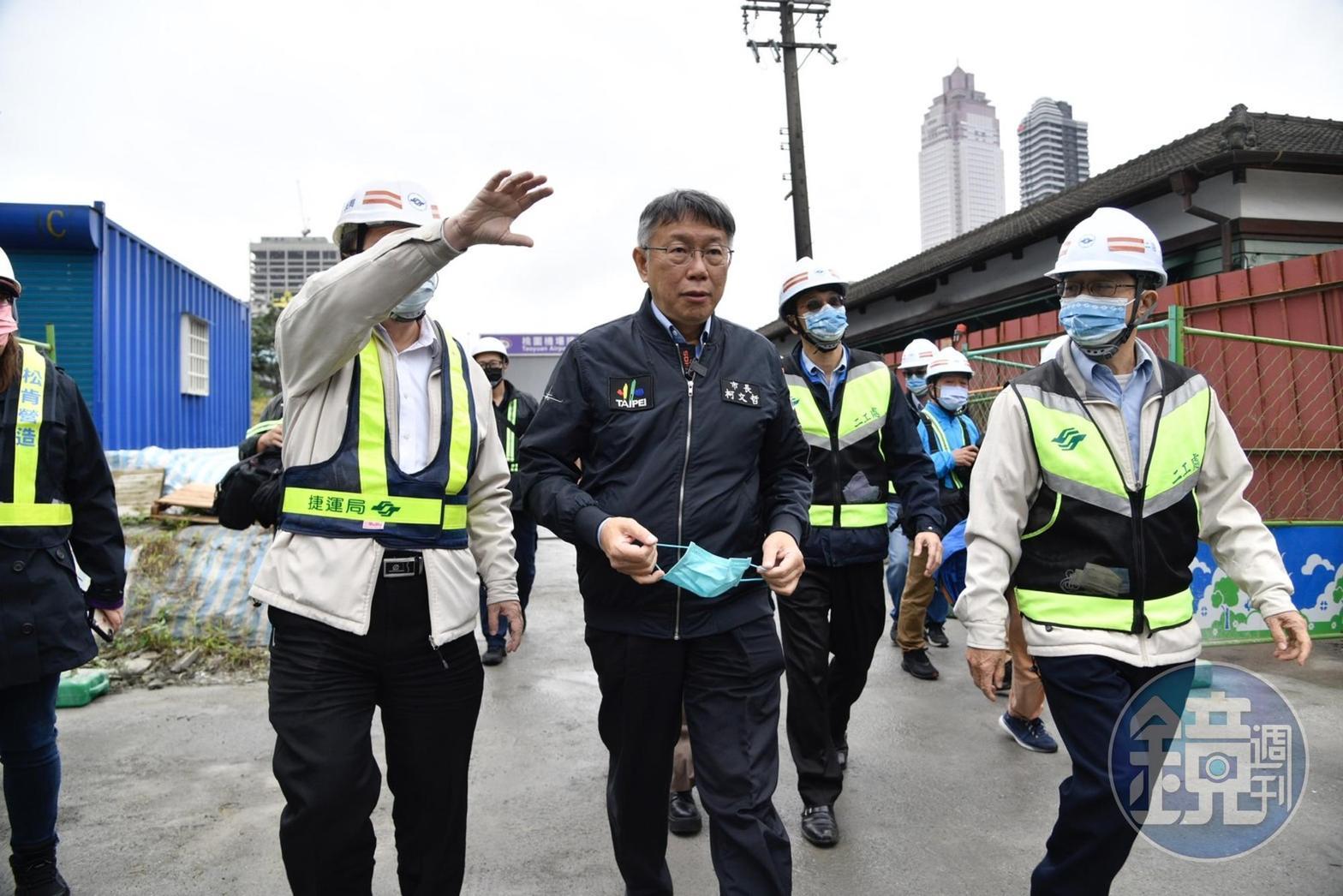 柯文哲今前往台北工場視察修復工程,他稱目前移交納管相關公文已經送到中央,是卡在中央不蓋章。