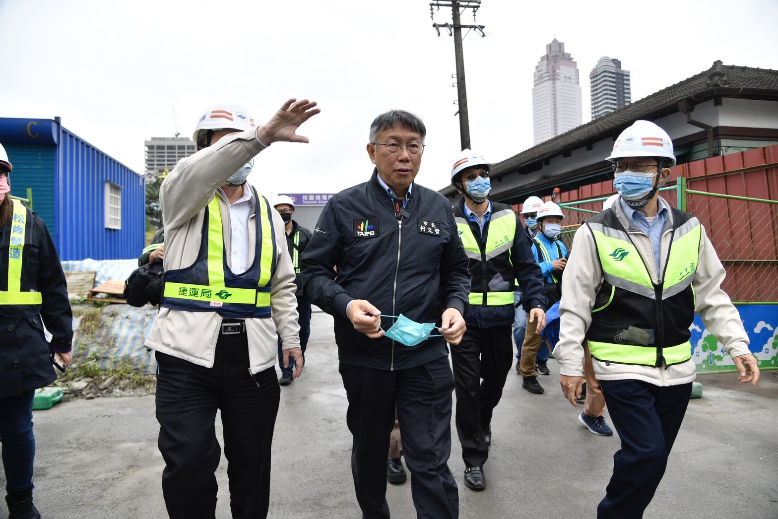 柯文哲今前往台北工場視察修復工程，他稱目前移交納管相關公文已經送到中央，是卡在中央不蓋章。