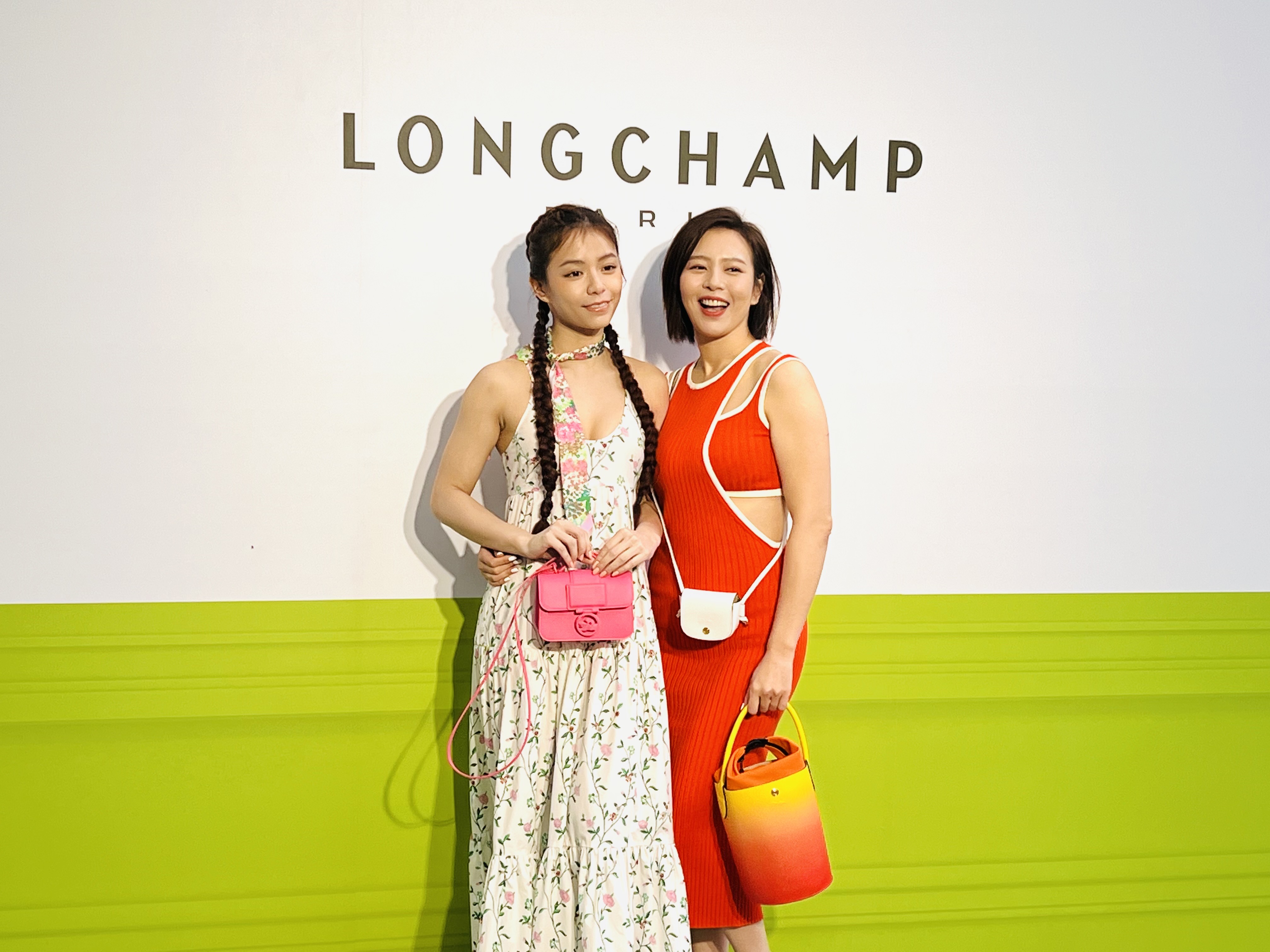 （左起）宋芸樺與劉品言兩位好姊妹連袂出席LONGCHAMP春夏系列發表會。（陳慧明攝）