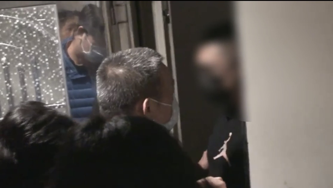 警方要進屋救被害人。（翻攝畫面）