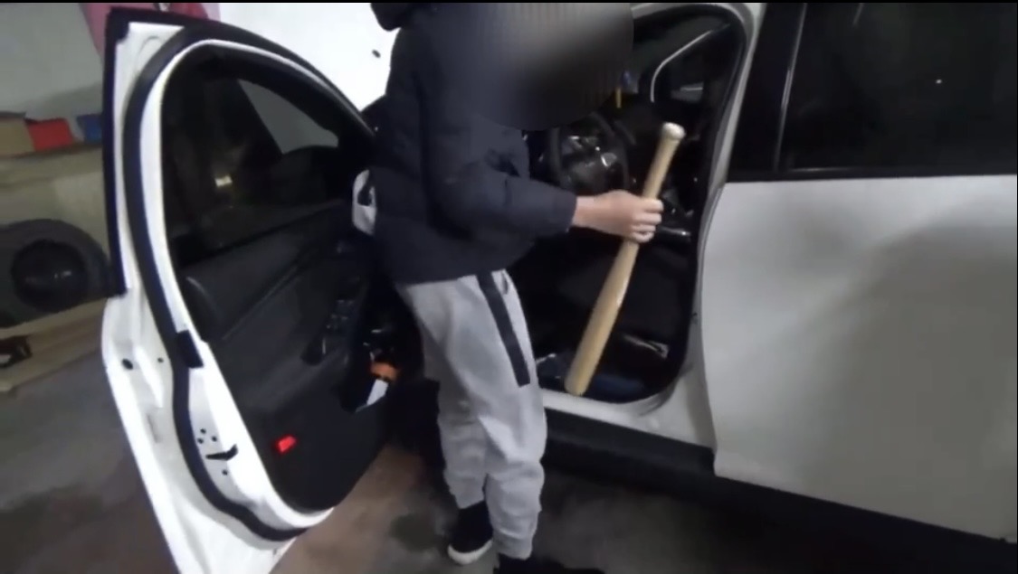 警方在嫌犯車上查獲球棒。（翻攝畫面）