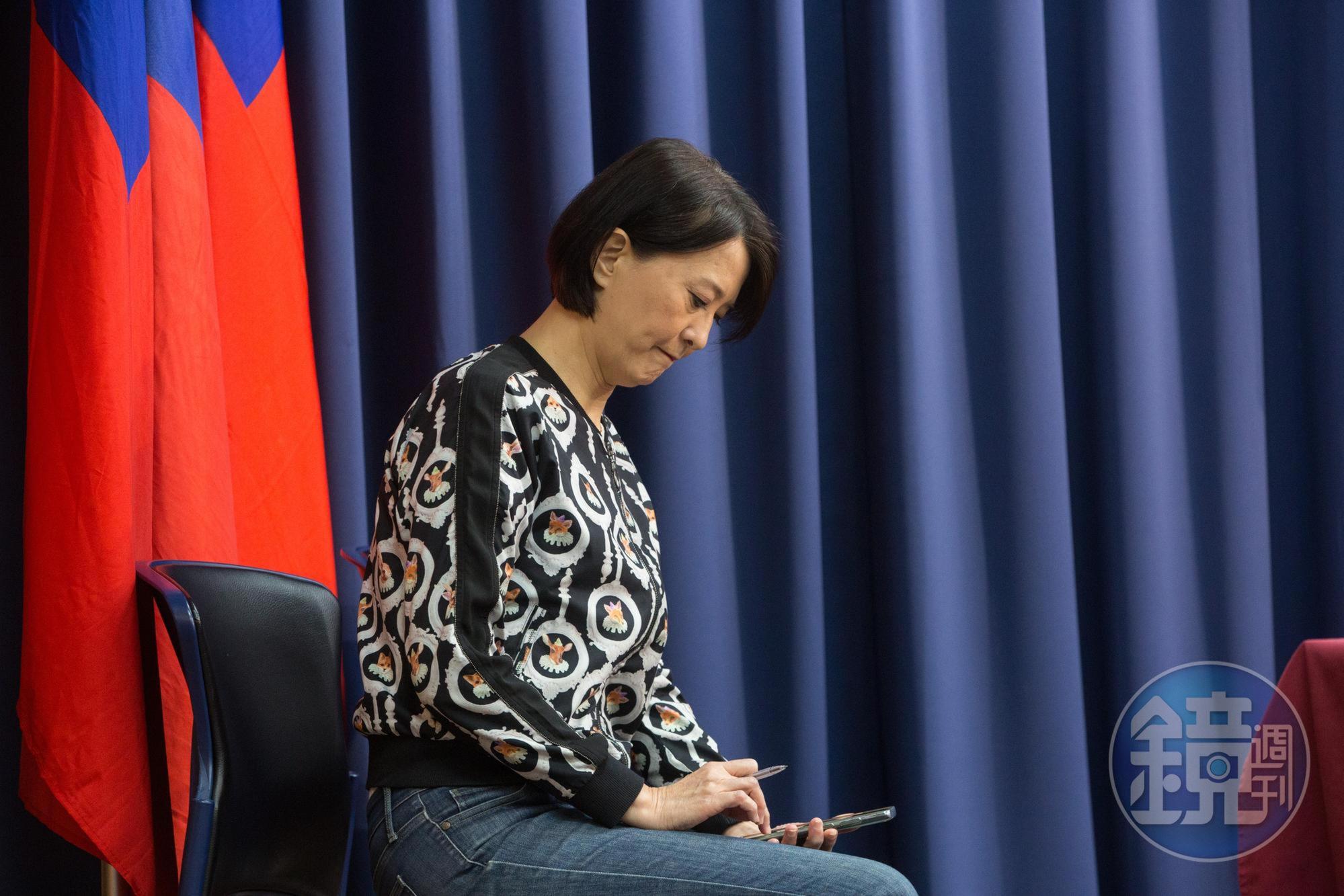 王鴻薇因確診,將暫停立委補選拜票行程。