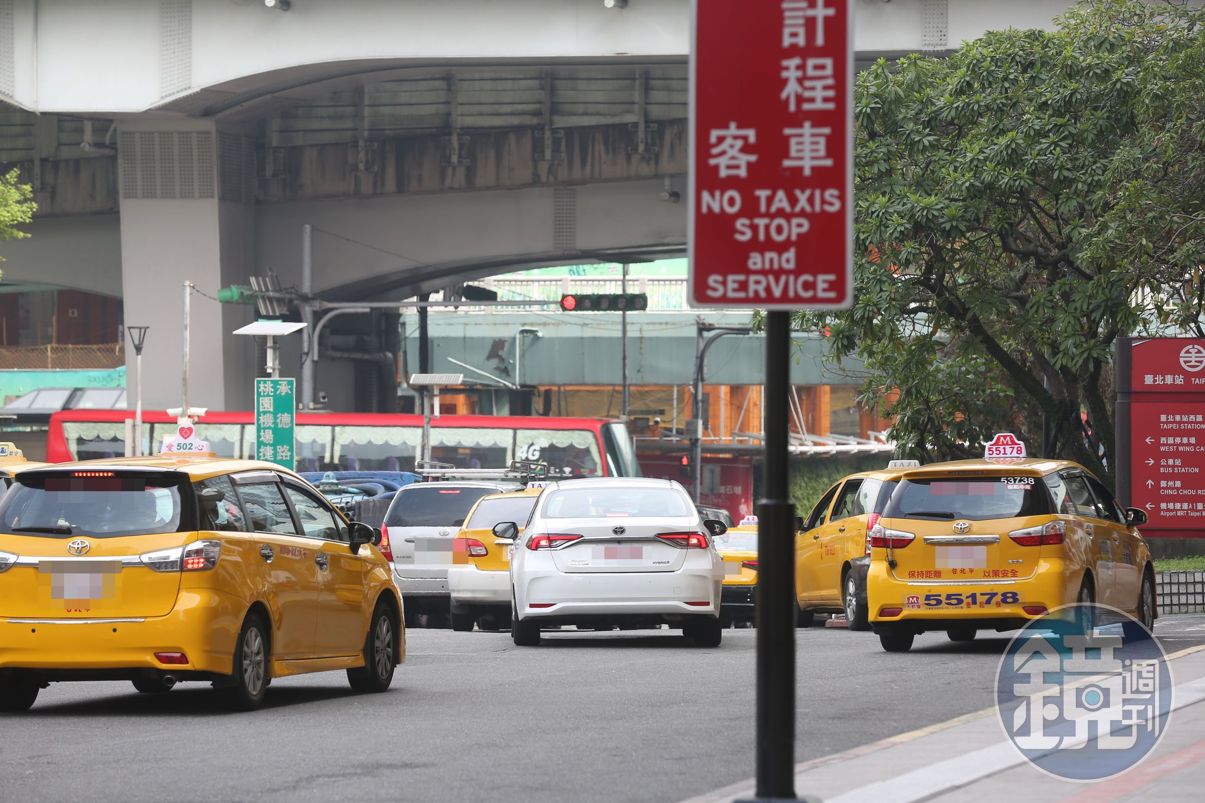 北市公運處表示，北北基計程車起跳價將調漲至85元，延滯計時秒數縮短至60秒，預計明年4月1日上路。
