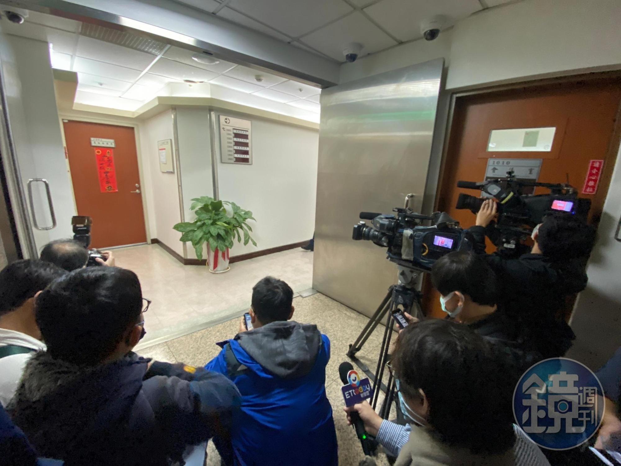 針對新竹市長當選人高虹安涉詐領助理費,檢調今天(15日)前往立法院高虹安發動大搜索。圖為媒體守在高辦外。