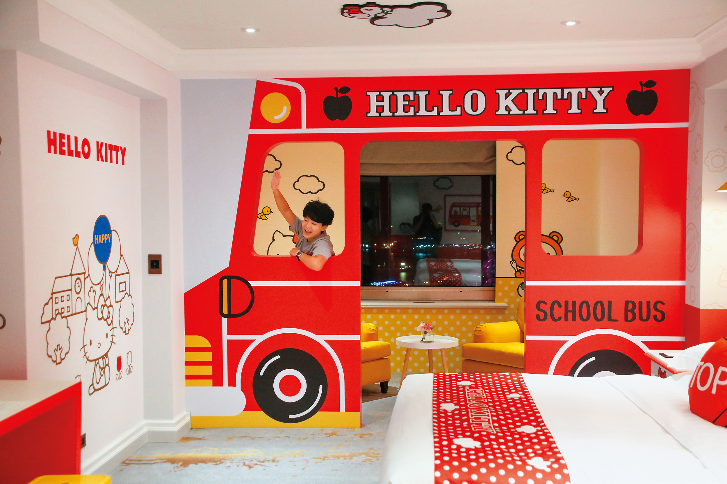 「漢來大飯店」攜手三麗鷗打造的「Hello Kitty美式學院亞灣家庭房」，將紅色巴士作為視覺亮點。