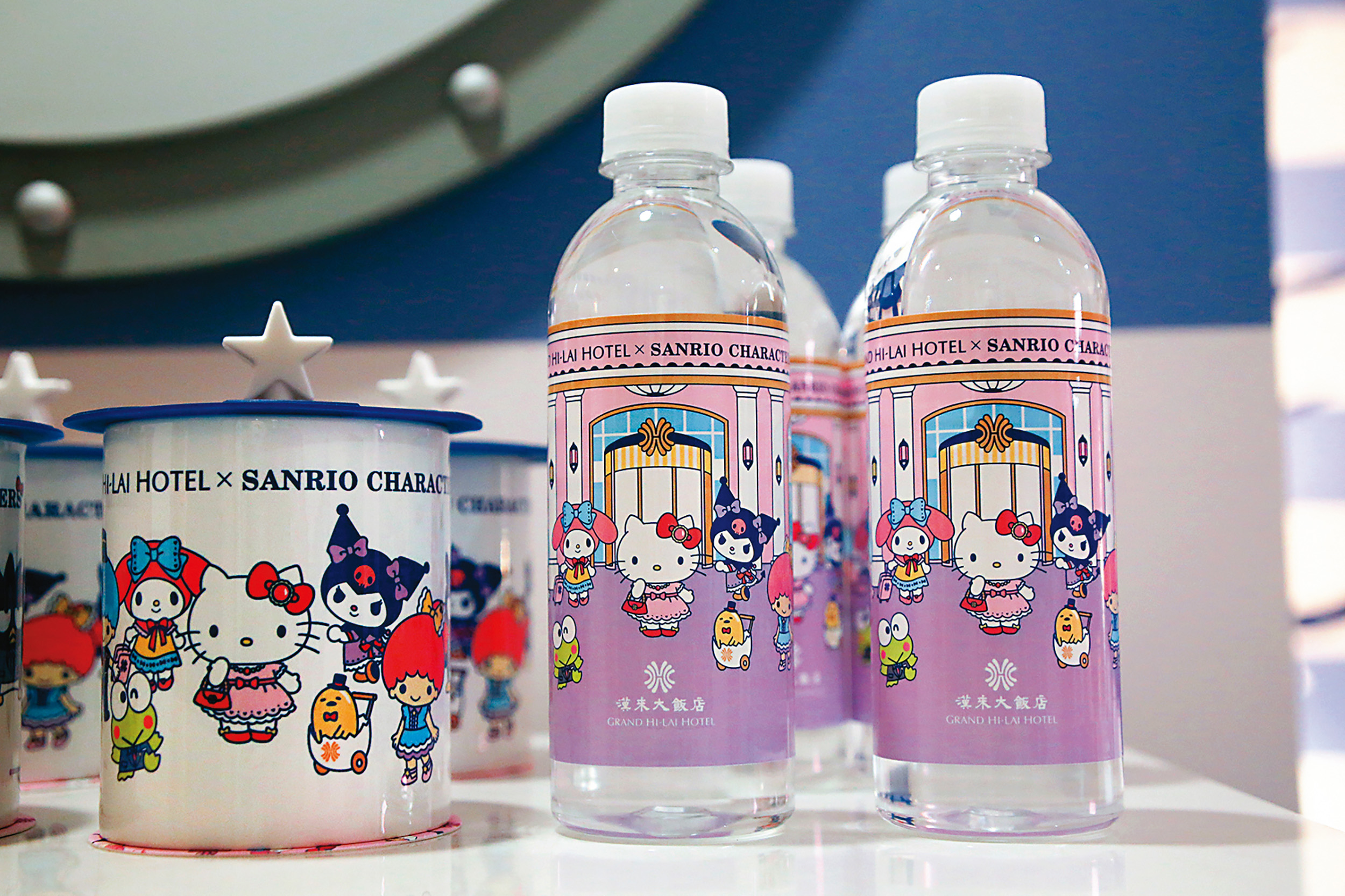 客房內的礦泉水與馬克杯等周邊商品都非常精緻，令人愛不釋手。