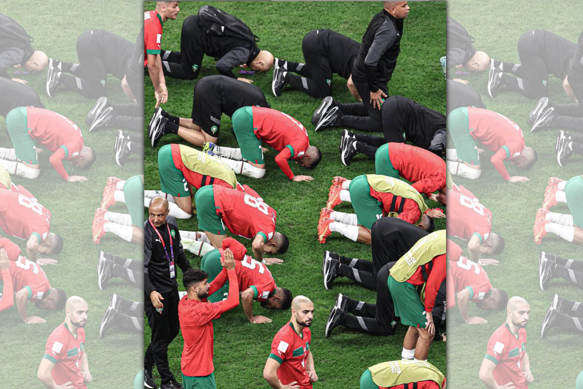 最強黑馬的摩洛哥以0比2敗給法國，賽後全隊在草地上「五體投地」感謝到場應援的自家球迷。（翻攝自推特＠ESPN FC）