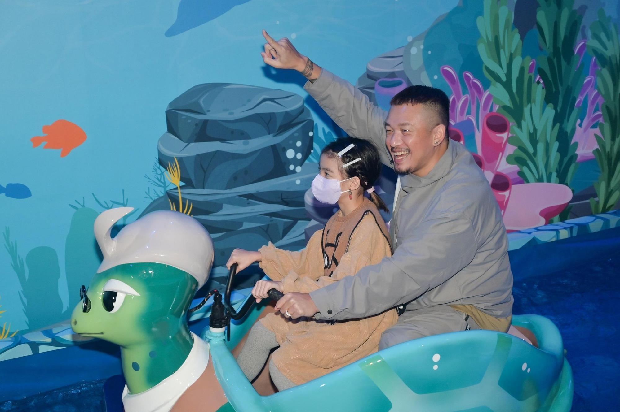 兩人很珍惜能帶小孩一起看展的時光。（寬宏藝術提供）