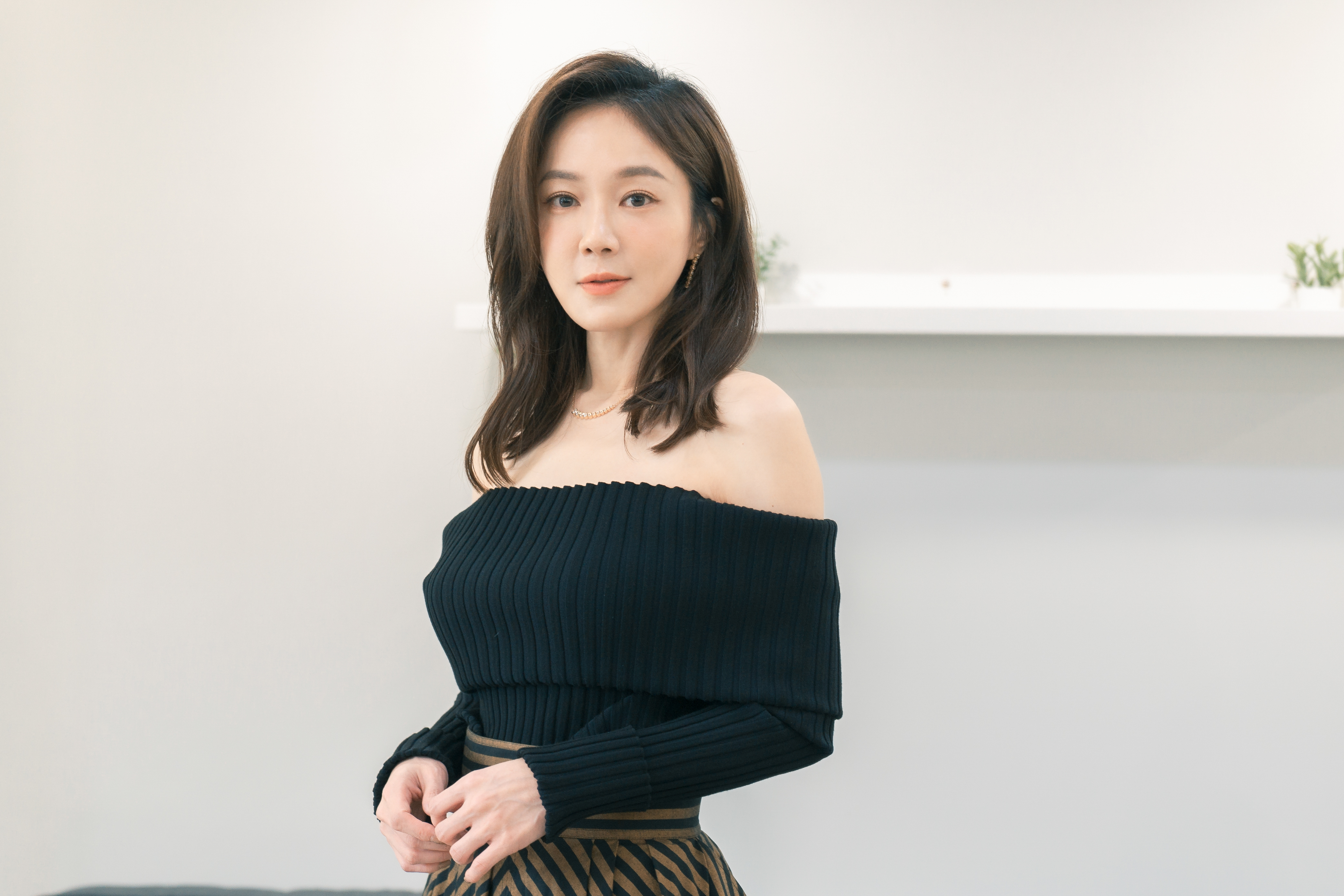 尹馨有別底層角色,在《第9節課》飾貴族高中家長會長,為護兒子陳昊森,賞巴掌、潑咖啡瘋狂行徑樣樣來。(齊石傳播提供)