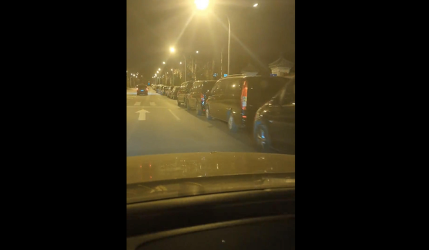 中國鬆綁疫情大爆發？北京運屍車大排長龍，墓地陰宅售罄。（翻自《自由亞洲電台》）