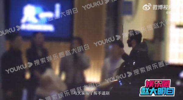 對岸狗仔拍到黃曉明直奔Angelababy所在的社區。(翻攝微博)