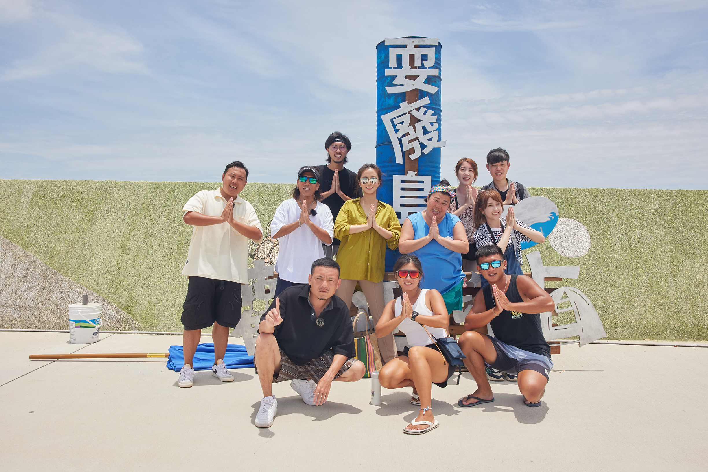  實境真人秀《歡迎光臨-等你來家1》一眾主持分享員貝島當地特色。（灰人文化提供）