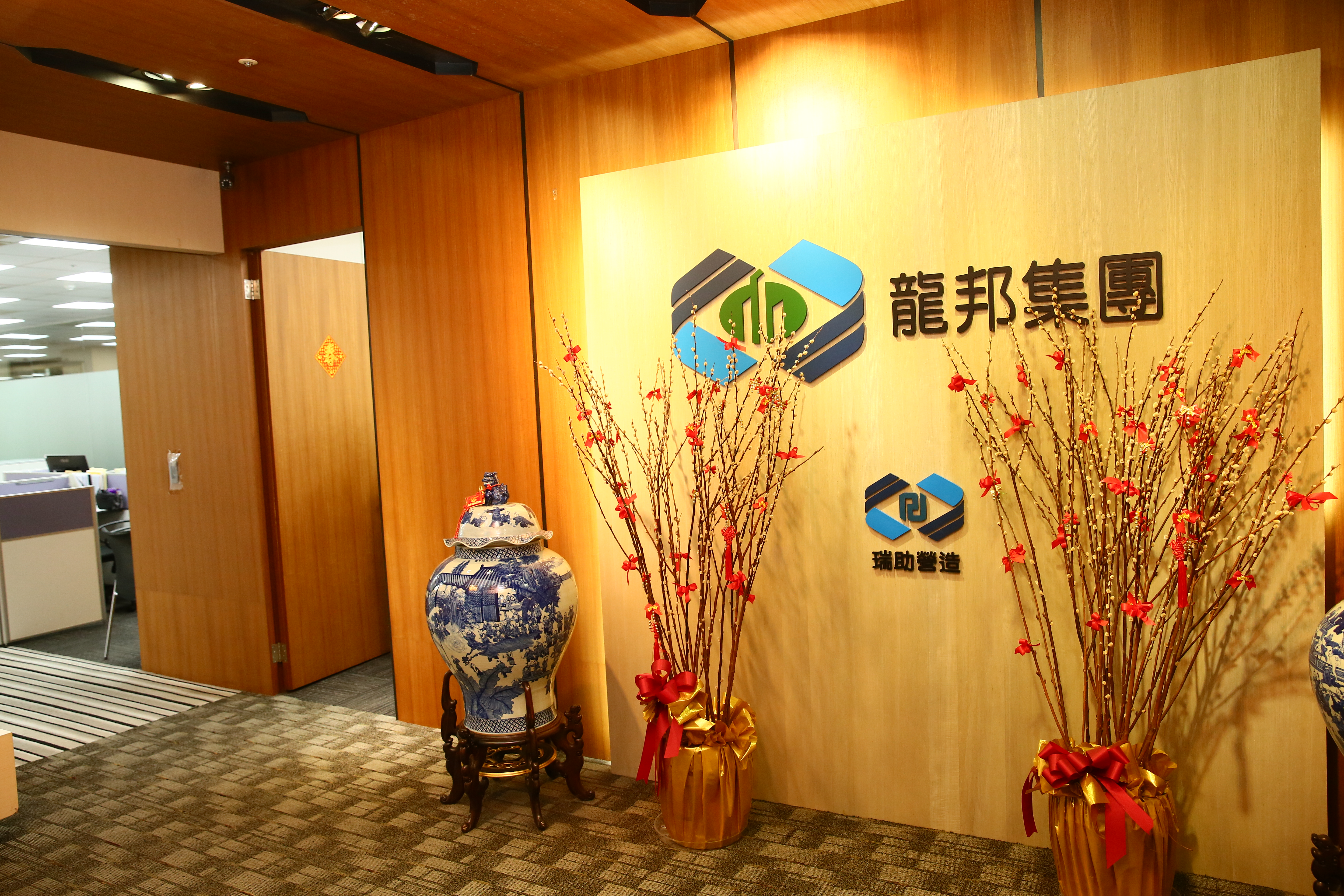 龍邦痛批國泰蔡家與泰山公司派聯手搬空全家，對此，萬寶開發稍早發出聲明反擊。（本刊資料照）