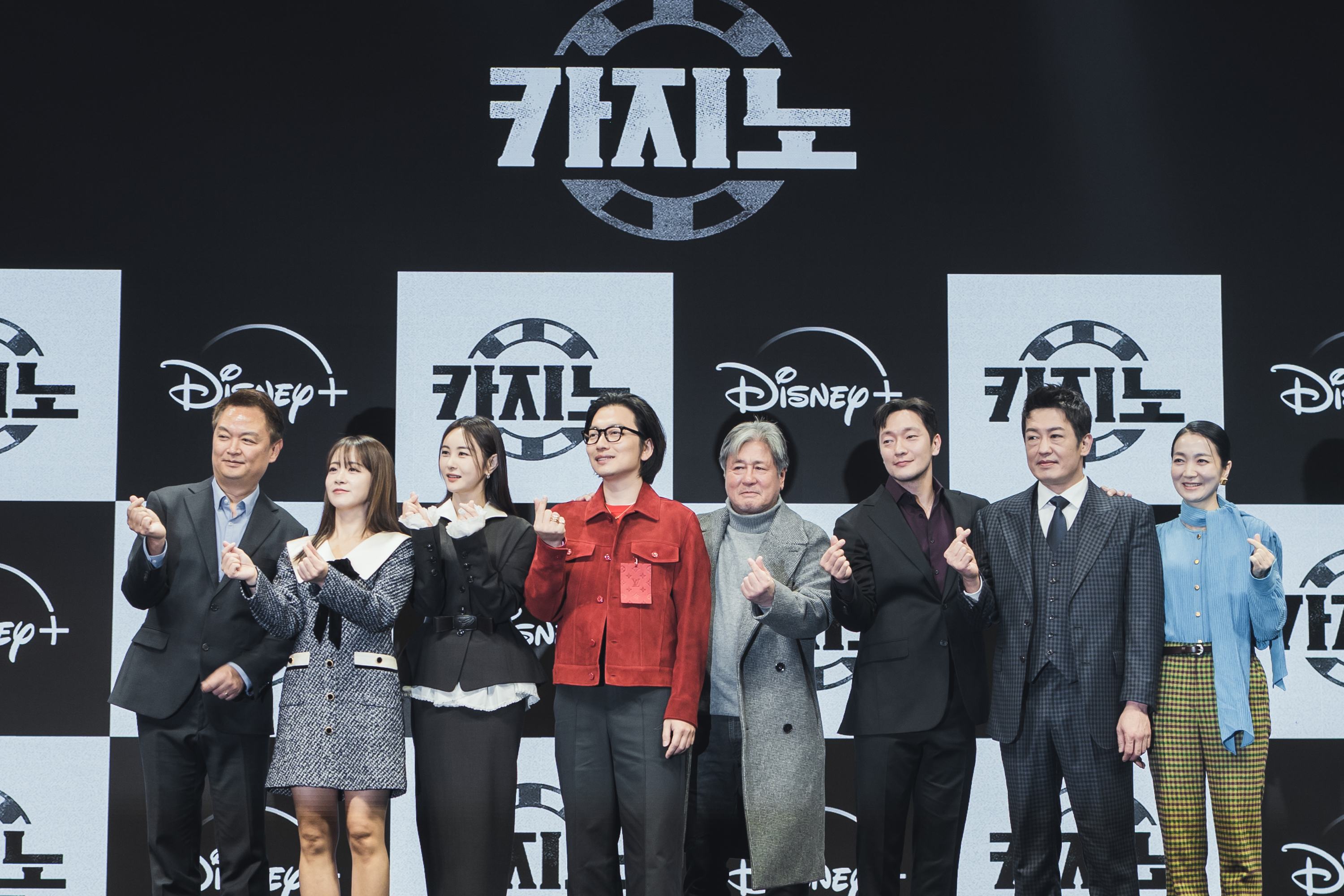 《地下菁英》主演群與導演出席記者會。（Disney+提供）