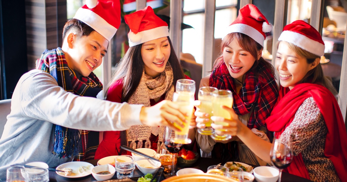 歡慶歲末邀約好友相聚吃大餐，享受節日氣氛。