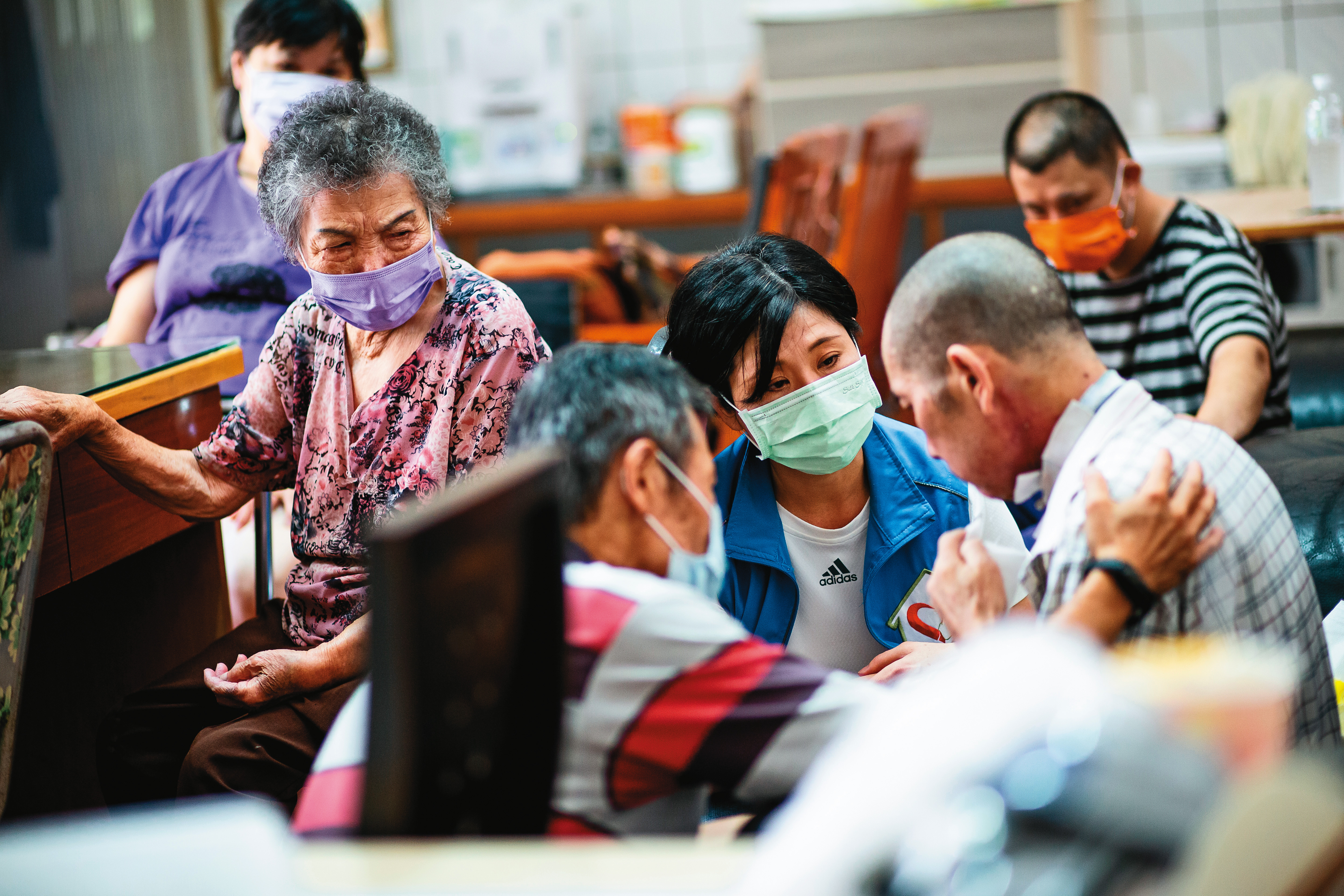 為了家，鍾延和（右1）仍苦撐著，陳香君（右2）和醫師陳嘉瑋（左2）勸他放下，接受照顧，緩解疼痛。老母親（左1）不捨地看著受苦的兒子。