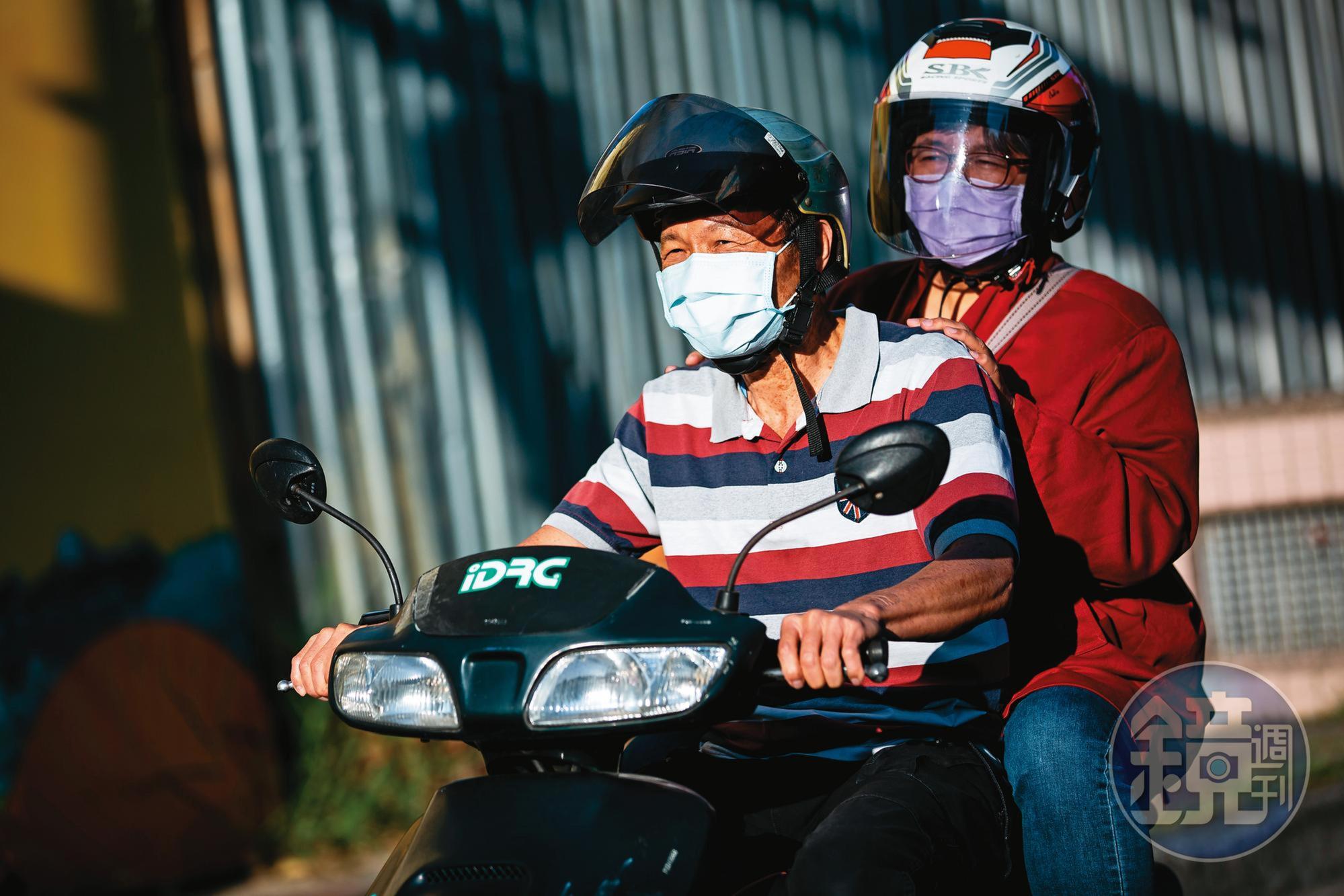 在市區怕塞車耽誤看病人時間,陳嘉瑋跟程子芸夫妻經常騎機車前往病家。