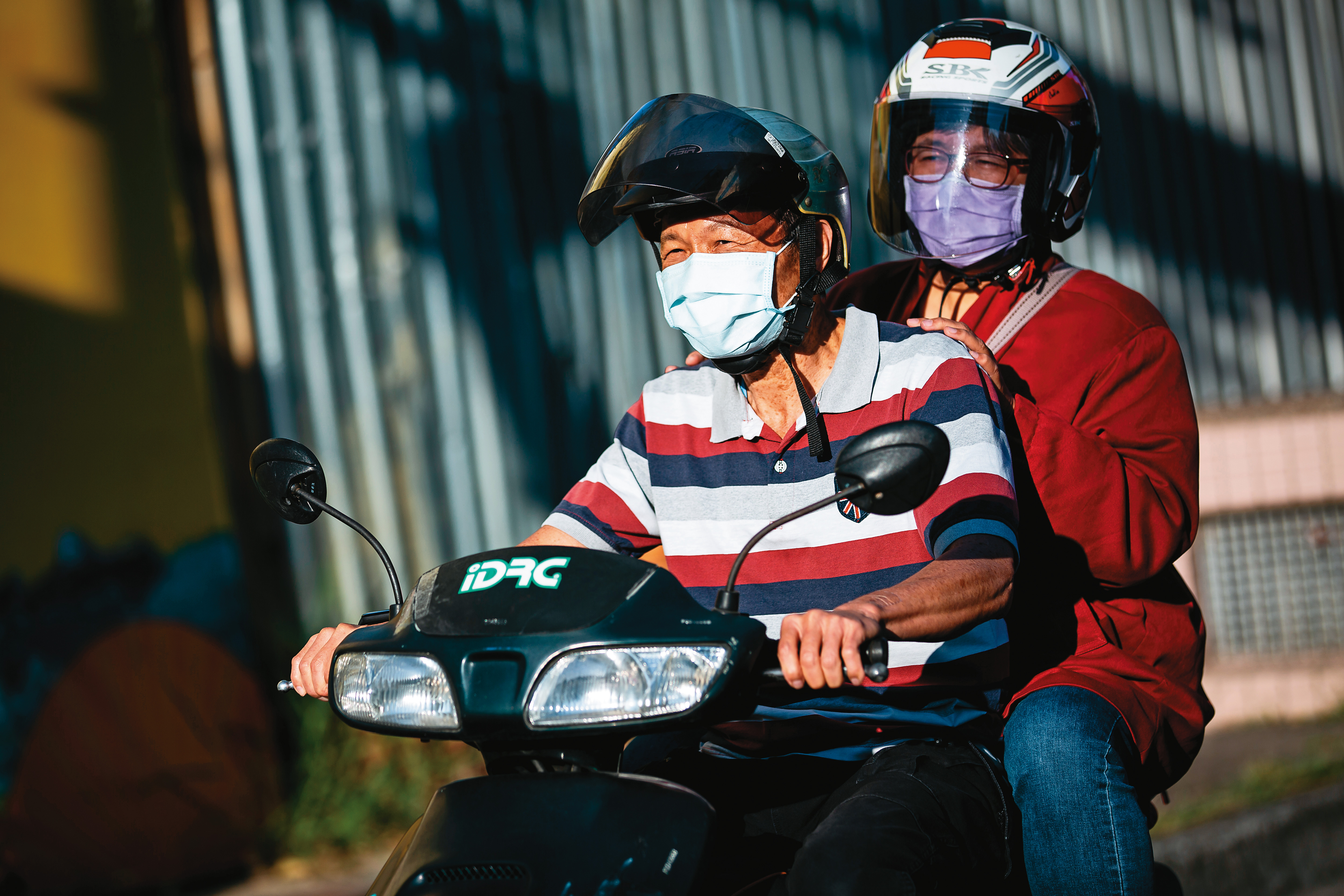 在市區怕塞車耽誤看病人時間，陳嘉瑋跟程子芸夫妻經常騎機車前往病家。