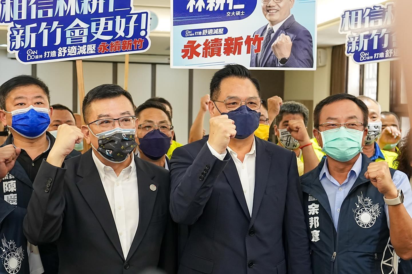 國民黨新竹市長候選人林耕仁(中)在選戰後遭棄保,許修睿(左)角逐議長連任獲黨籍議員假投票通過,但選前倒戈的余邦彥(右)則讓眾人意見分歧。(翻攝自國民黨新竹市黨部)