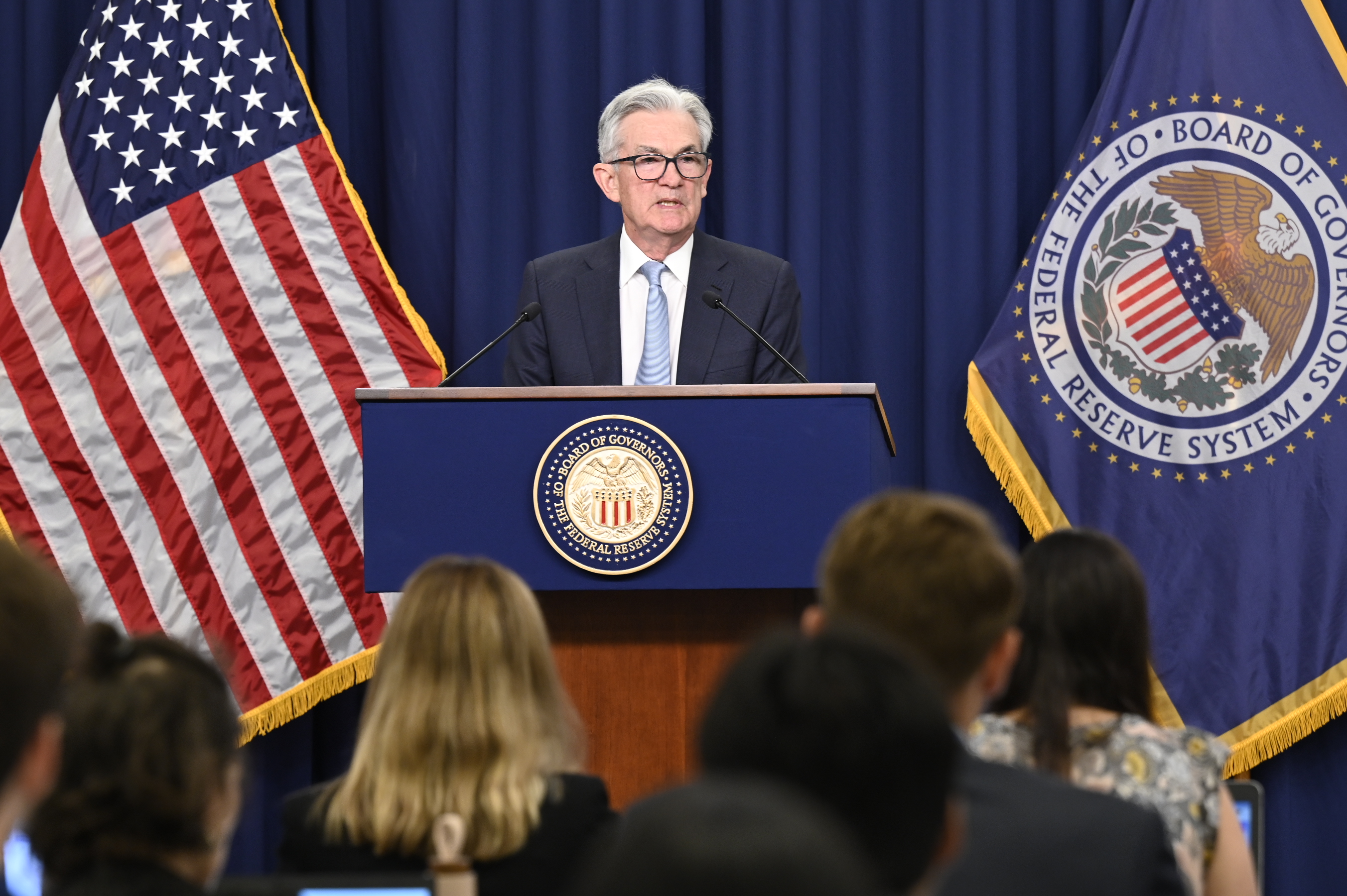 聯準會主席鮑威爾重申，將承諾使通膨回落至2%目標不變。（翻攝自聯準會flick）