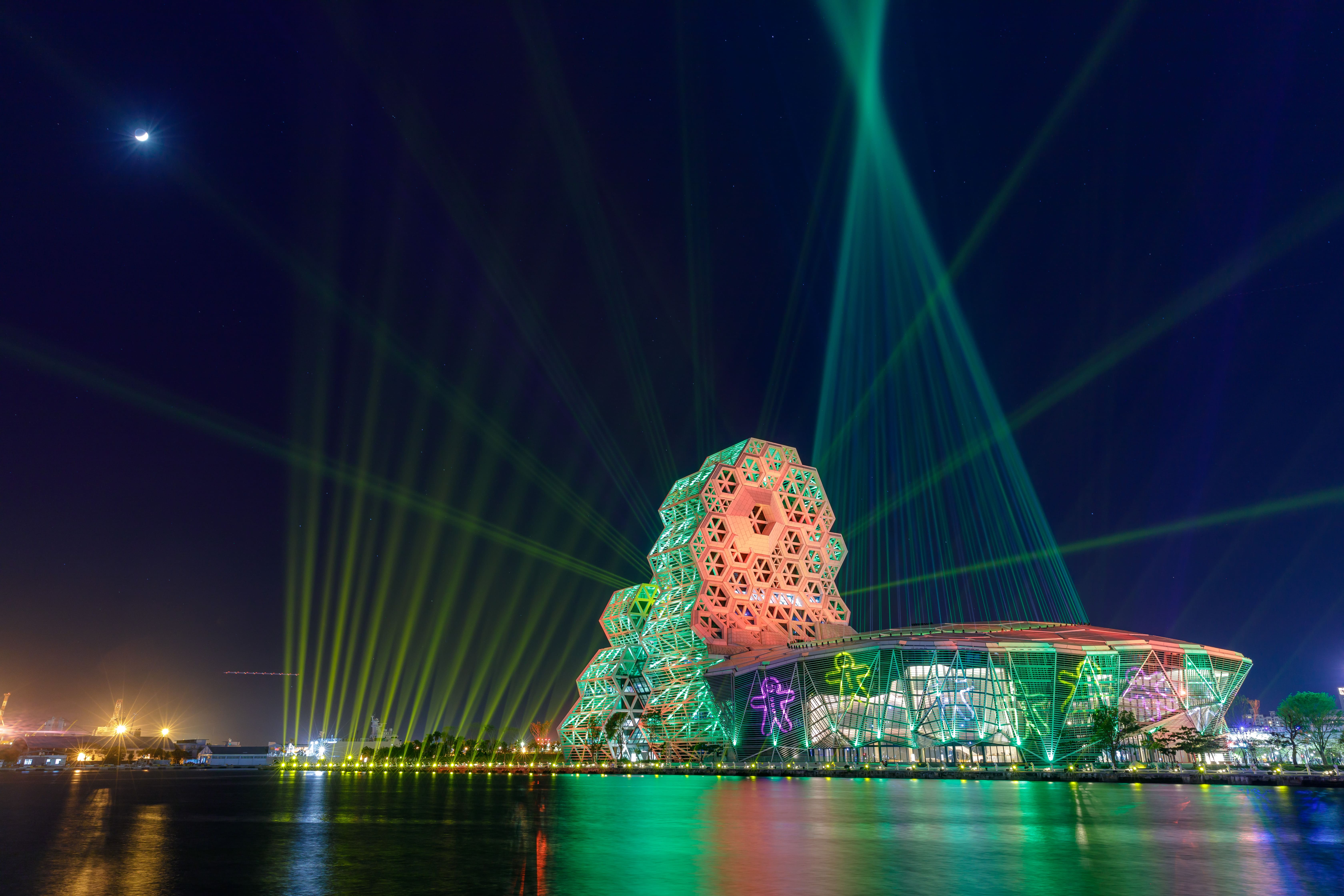 氣氛浪漫的耶誕節，高雄流行音樂中心也換上節慶衣裳。