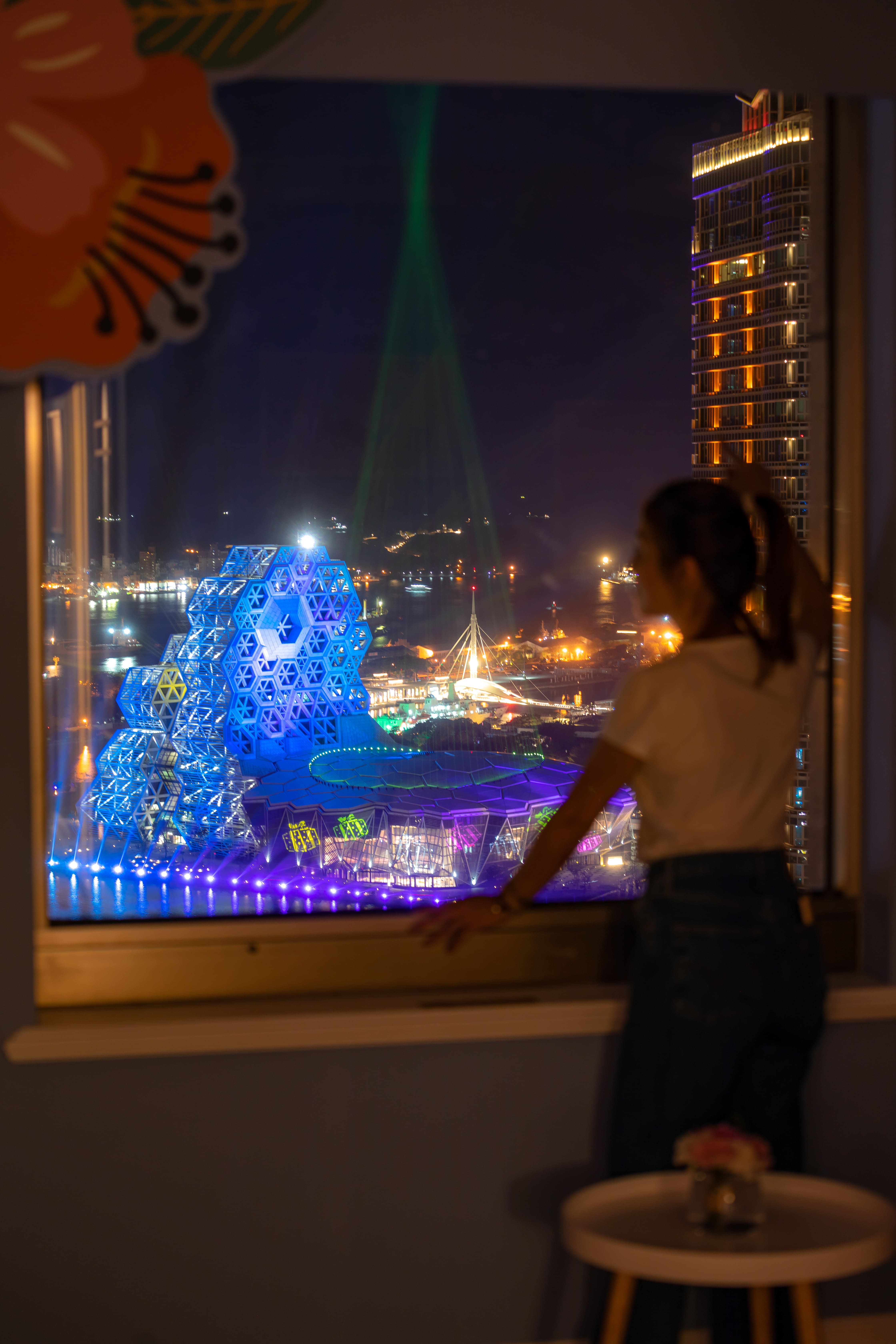 欣賞「2022愛河灣聖誕燈光展演」的祕密基地就是高雄漢來大飯店海景房。