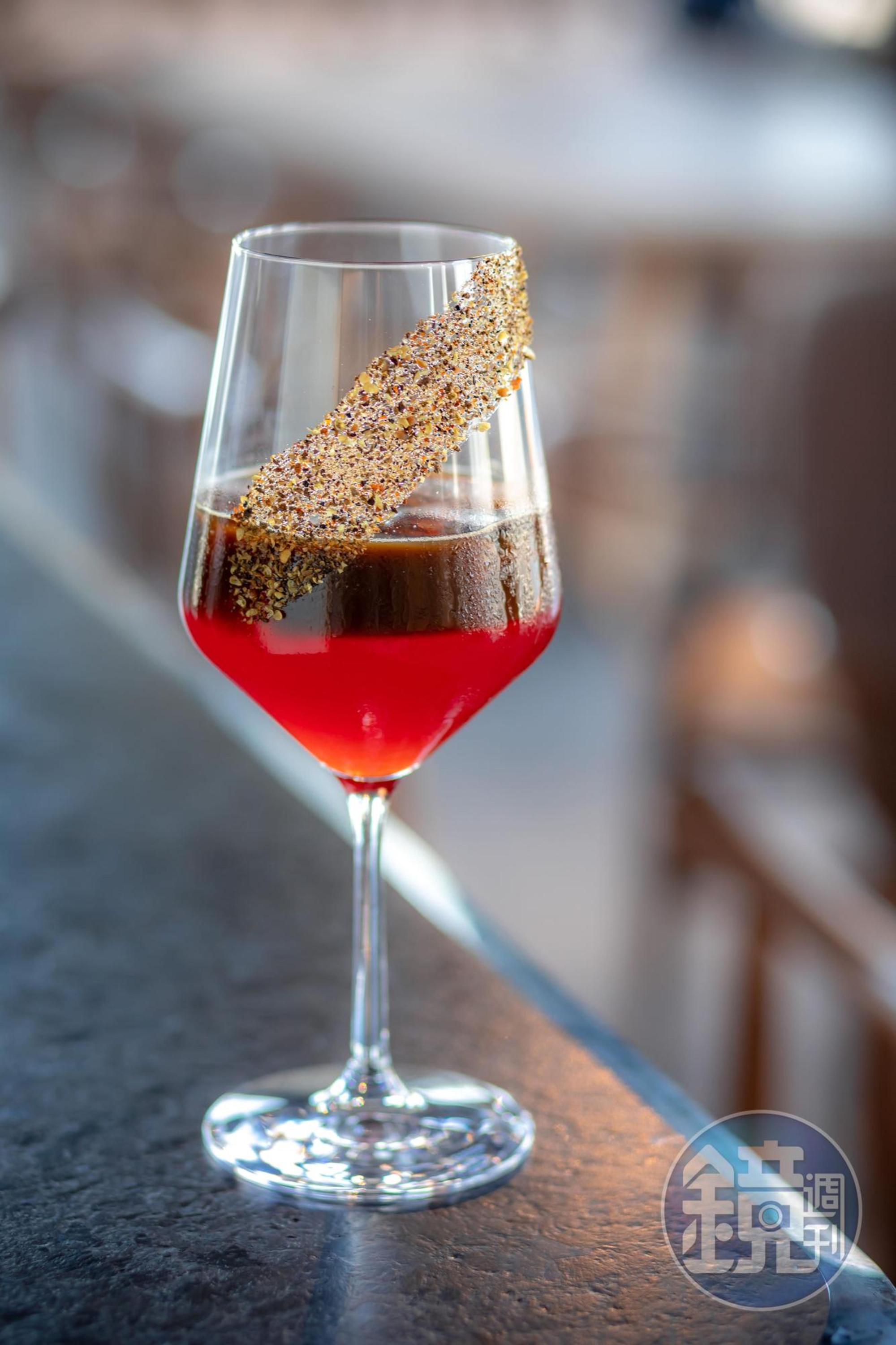 看似調酒其實是杯咖啡的「辣妹子冰咖啡」挑戰味蕾想像。（170元／杯） 