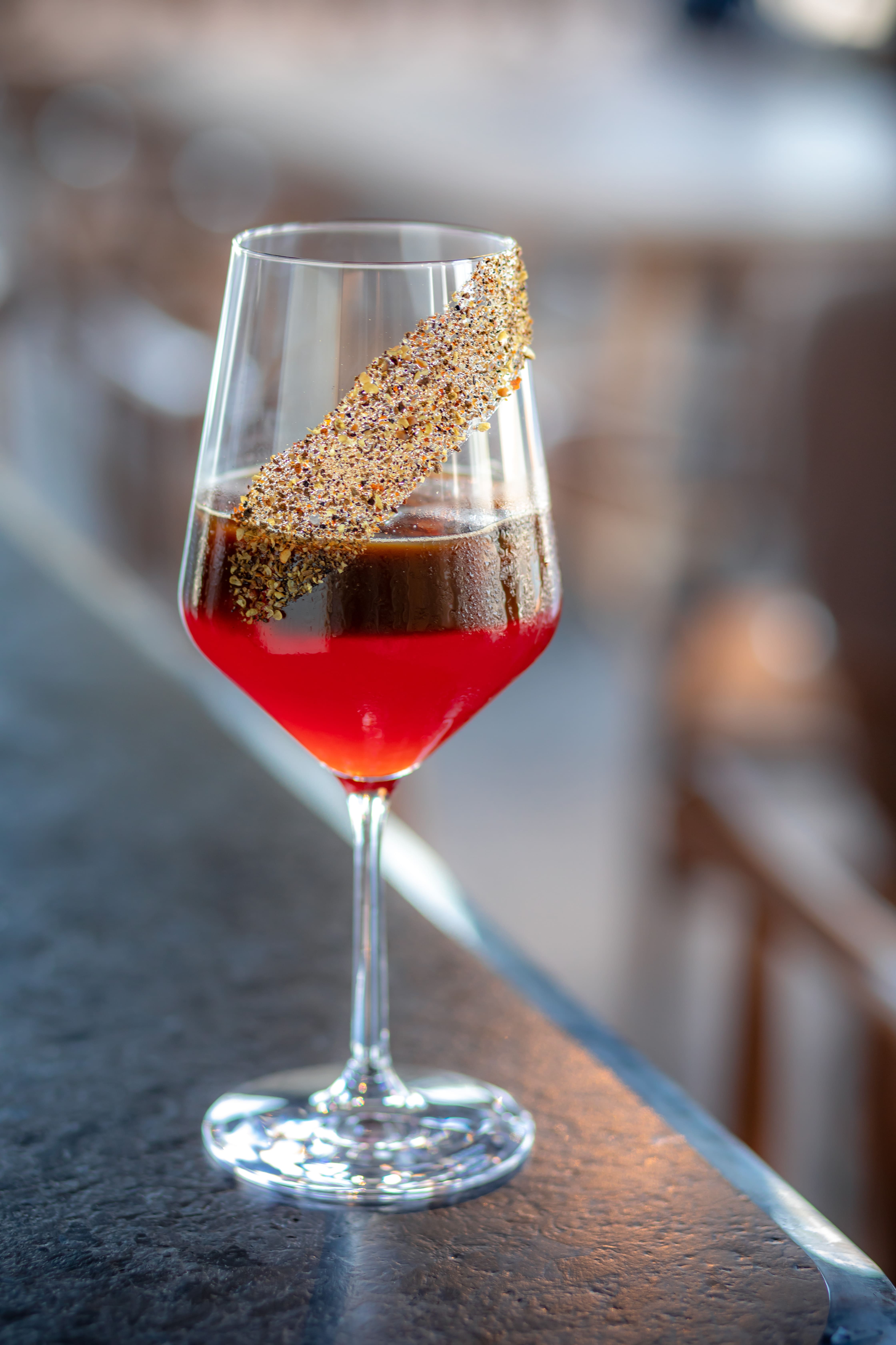 看似調酒其實是杯咖啡的「辣妹子冰咖啡」挑戰味蕾想像。(170元/杯)