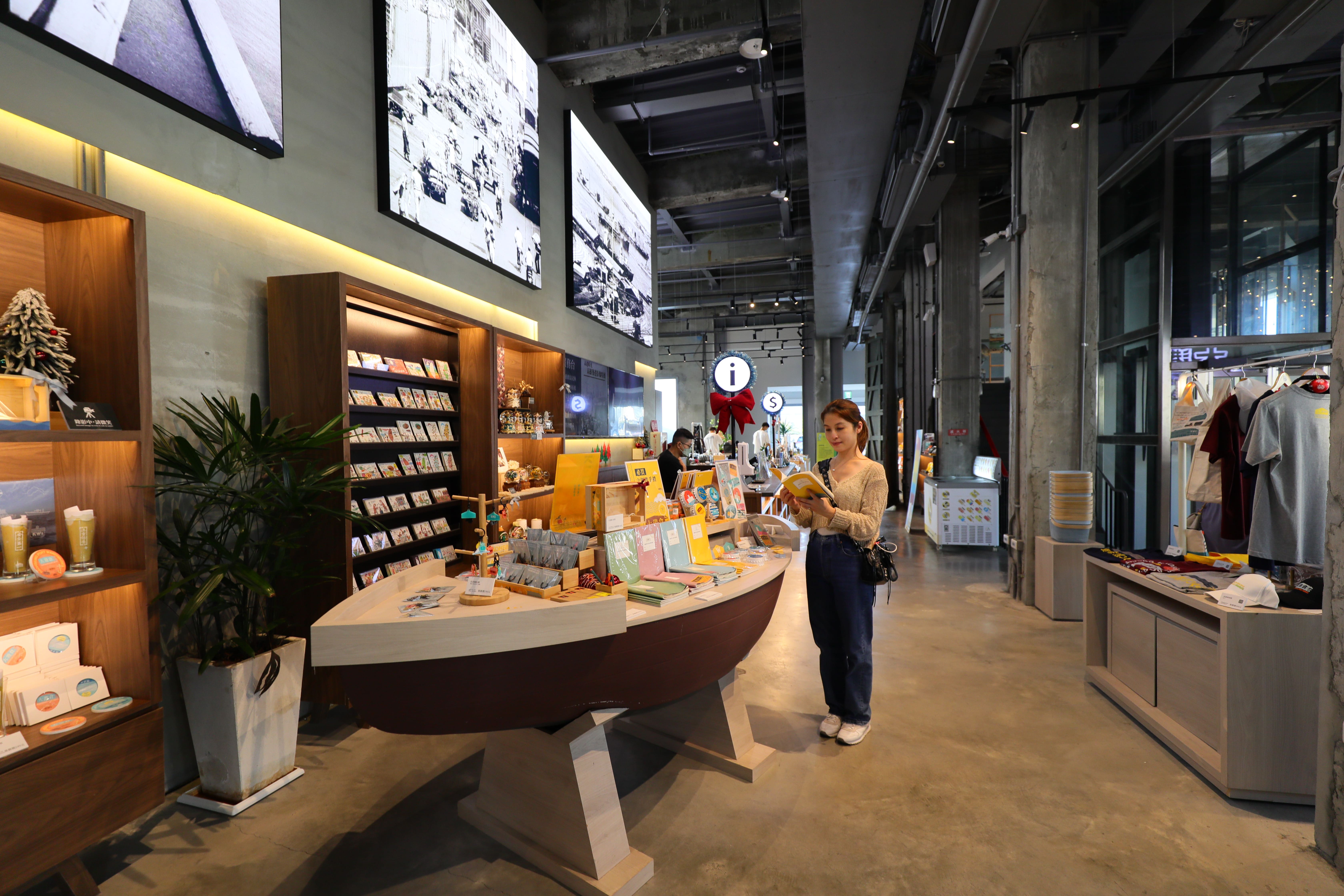 「大港倉410」裡進駐各式文創商品店家,好逛又好買。