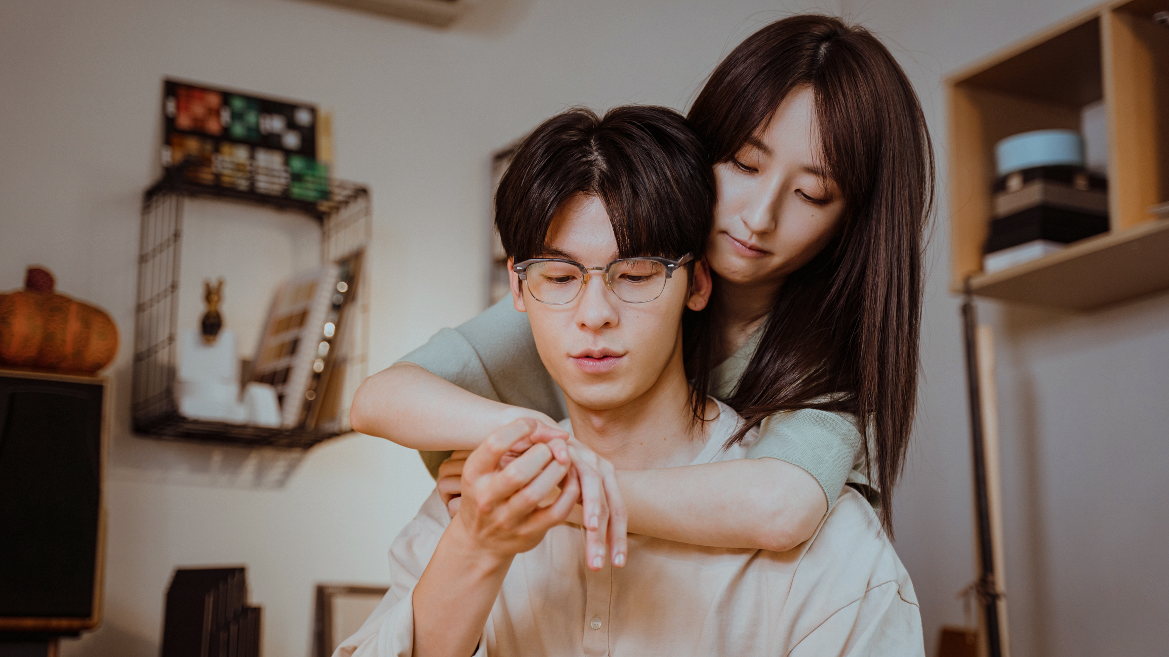 大銀幕裡的許光漢與柯佳嬿在手搖飲料店相遇之後，將會發展兩人的愛情故事。（車庫娛樂、三鳳製作提供）