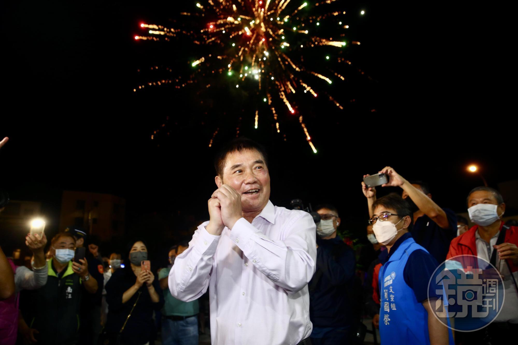 鍾東錦擊敗藍綠對手當選苗栗縣長，卻傳出他在大湖鄉的競總主委涉嫌賄選遭起訴。