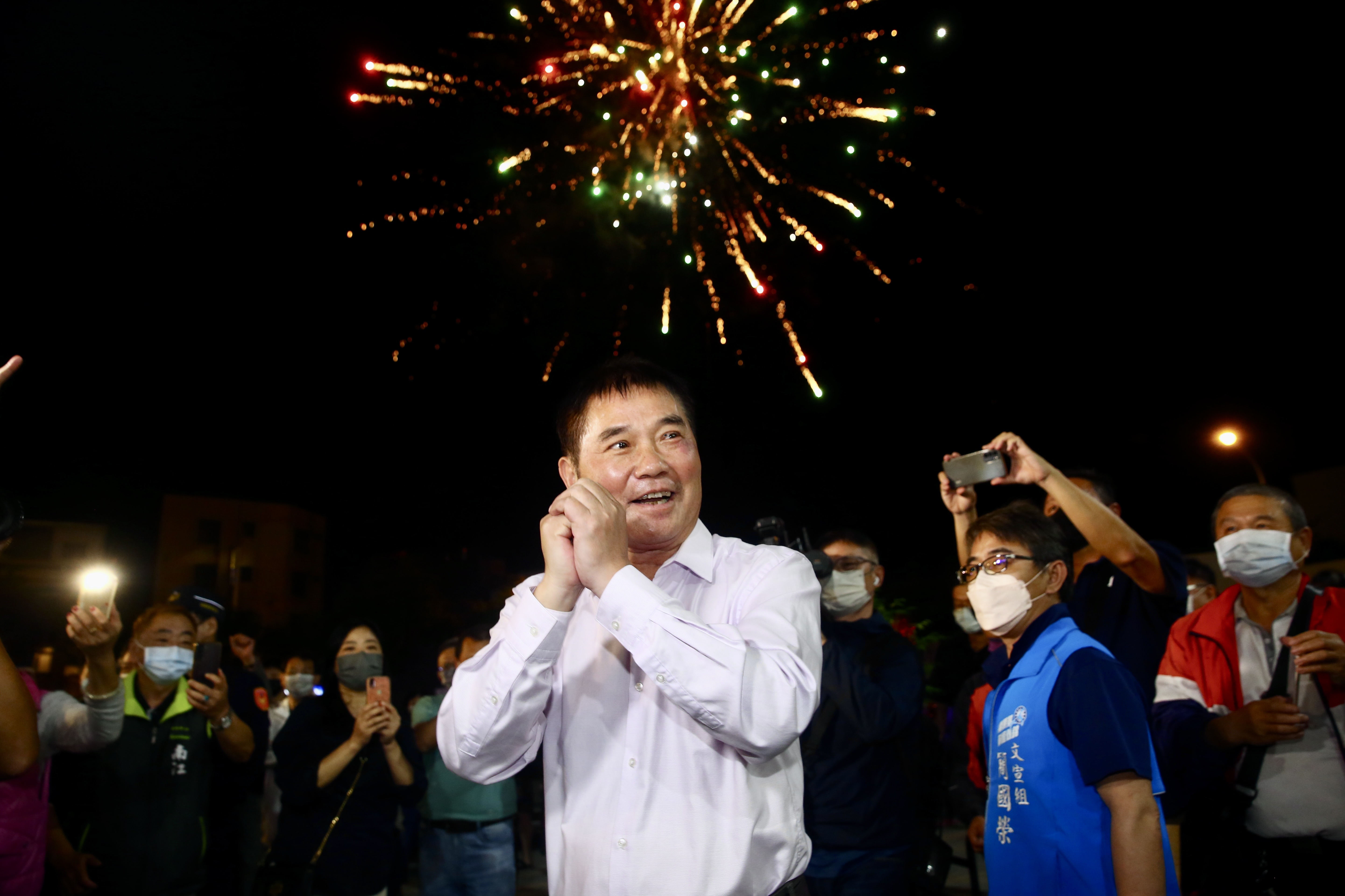 鍾東錦擊敗藍綠對手當選苗栗縣長，卻傳出他在大湖鄉的競總主委涉嫌賄選遭起訴。