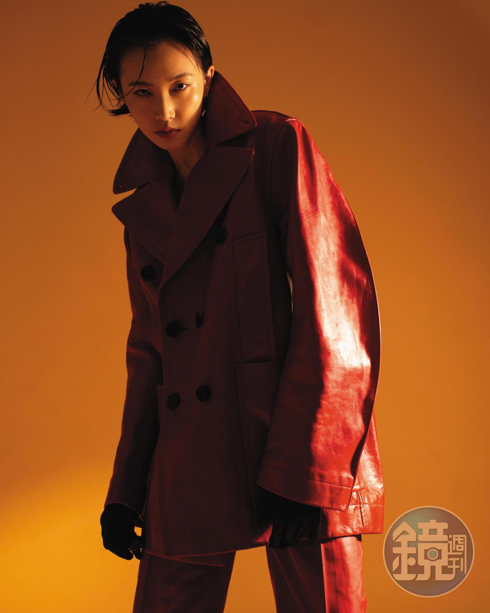 紅色皮革長褲 價格店洽 by BOTTEGA VENETA；紅色皮革雙排釦外套 價格店洽 by BOTTEGA VENETA；羊皮手套 價格店洽 by BOTTEGA VENETA；Classic Bo Bo 18K白金鑽石及紅寶石耳環 NT$365,000 by Qeelin。