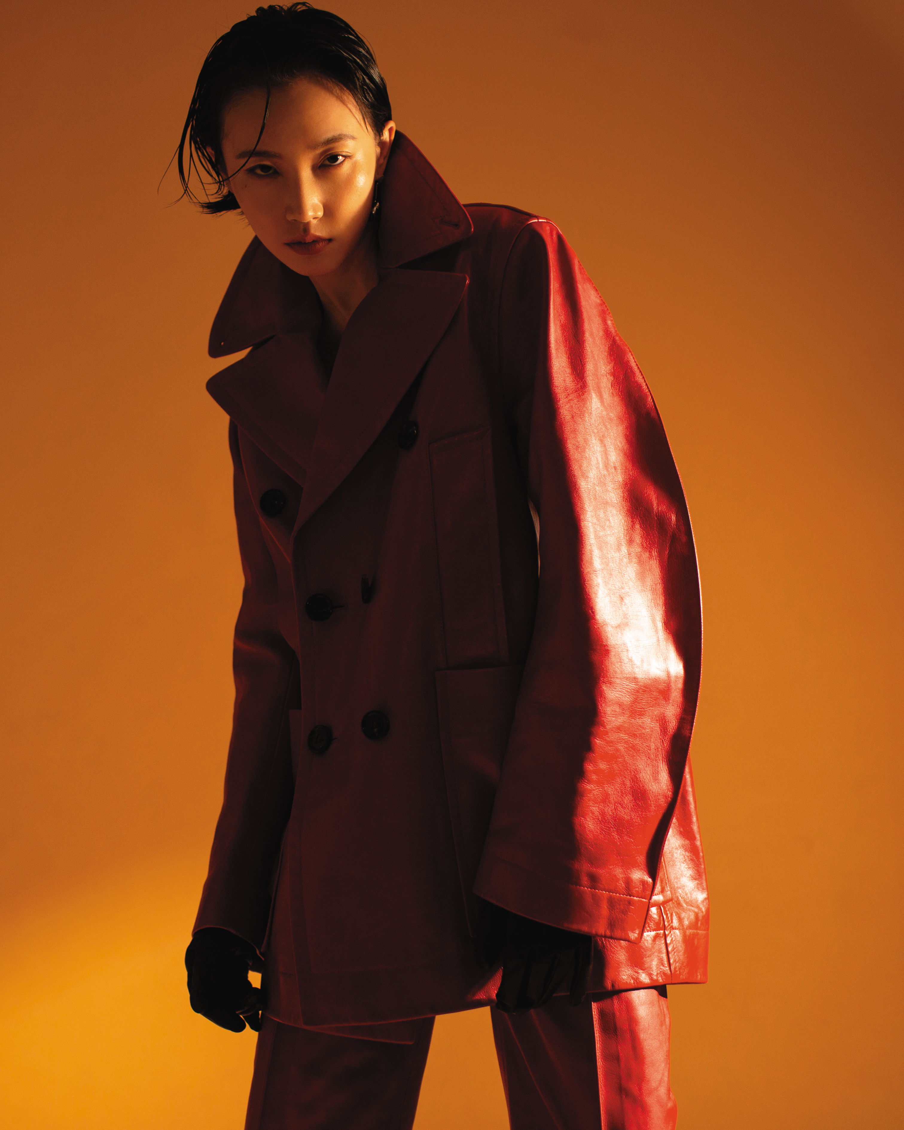 紅色皮革長褲 價格店洽 by BOTTEGA VENETA；紅色皮革雙排釦外套 價格店洽 by BOTTEGA VENETA；羊皮手套 價格店洽 by BOTTEGA VENETA；Classic Bo Bo 18K白金鑽石及紅寶石耳環 NT$365,000 by Qeelin。