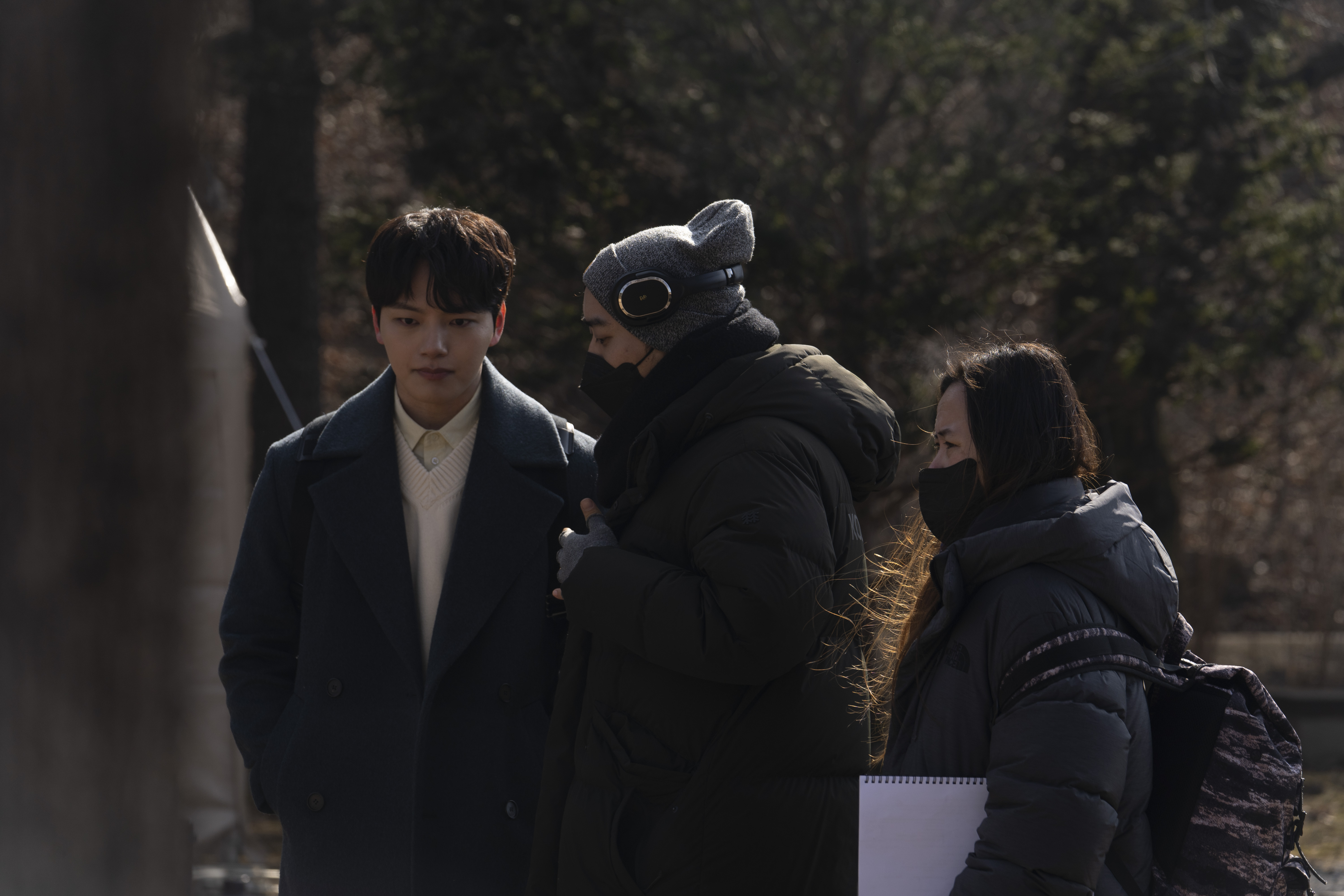 導演何書銘（右）透過韓國選角指導找到偶像男星呂珍九（左）客串演出。（采昌提供）